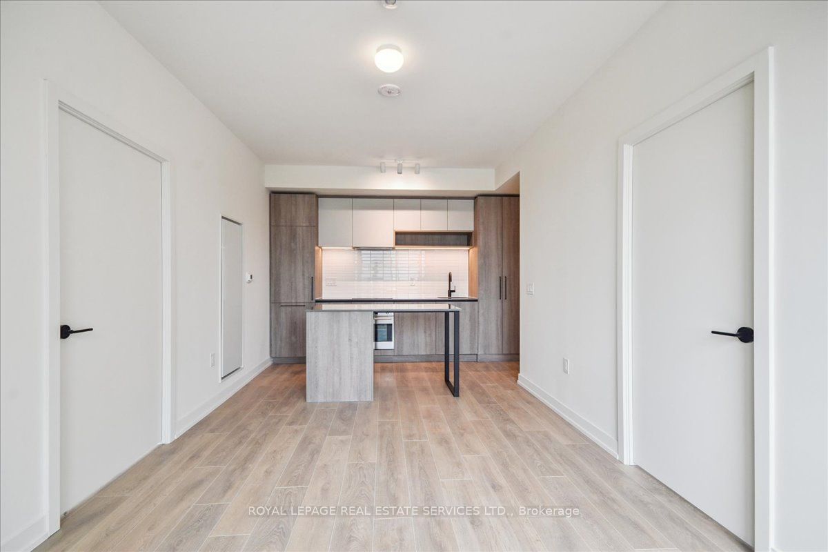 Toronto, ON M6R 2B2, Canada, 2 Bedrooms Bedrooms, ,2 BathroomsBathrooms,Residential,Active,170708