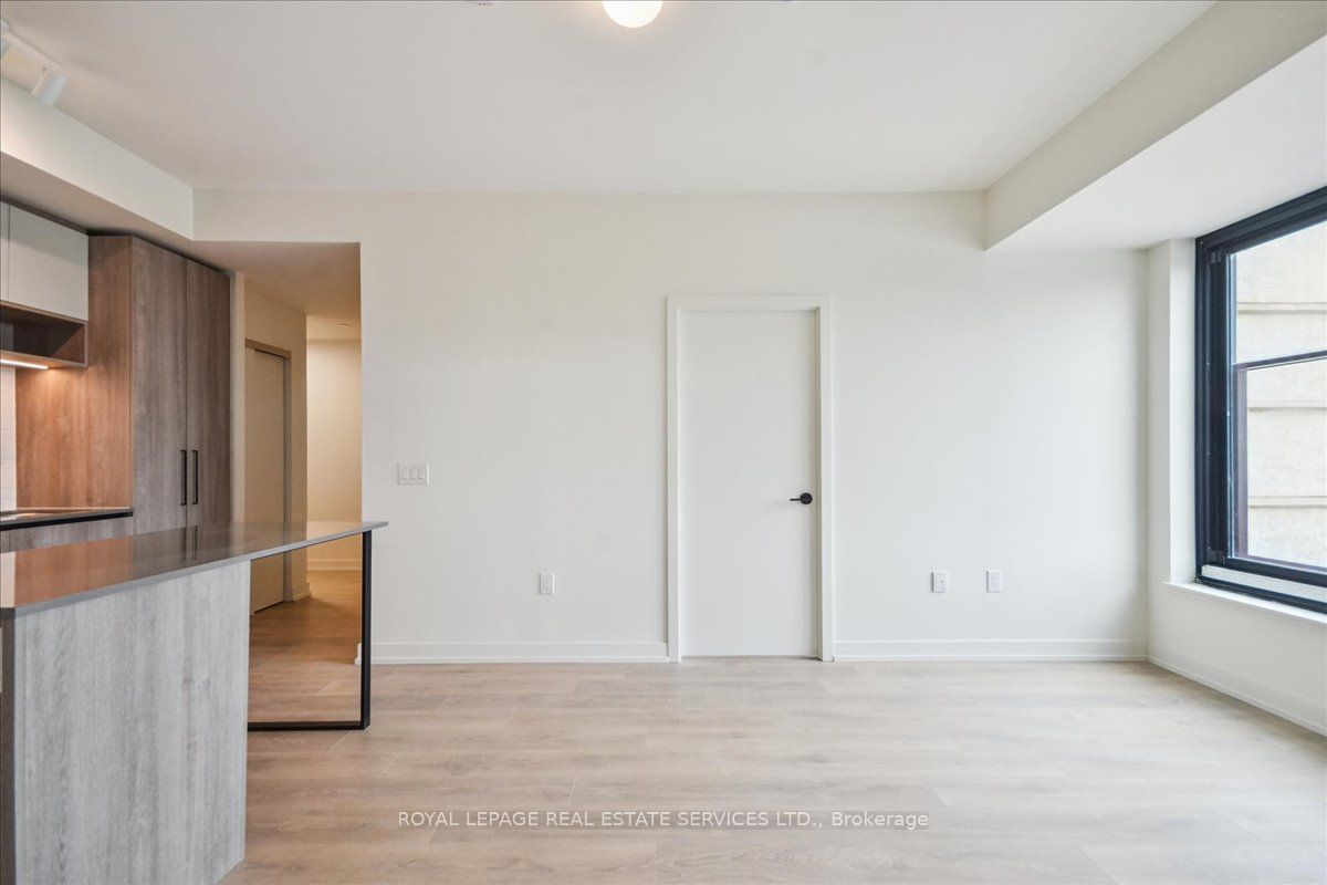 Toronto, ON M6R 2B2, Canada, 2 Bedrooms Bedrooms, ,2 BathroomsBathrooms,Residential,Active,170708