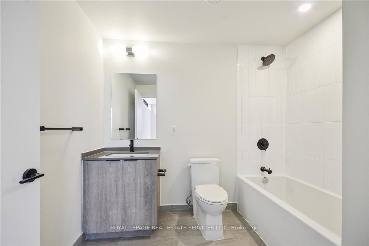 Toronto, ON M6R 2B2, Canada, 2 Bedrooms Bedrooms, ,2 BathroomsBathrooms,Residential,Active,170708