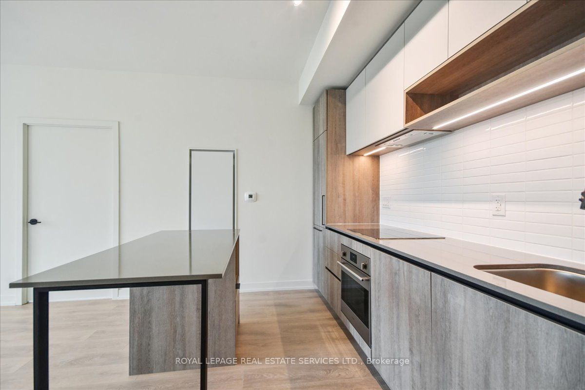 Toronto, ON M6R 2B2, Canada, 2 Bedrooms Bedrooms, ,2 BathroomsBathrooms,Residential,Active,170708