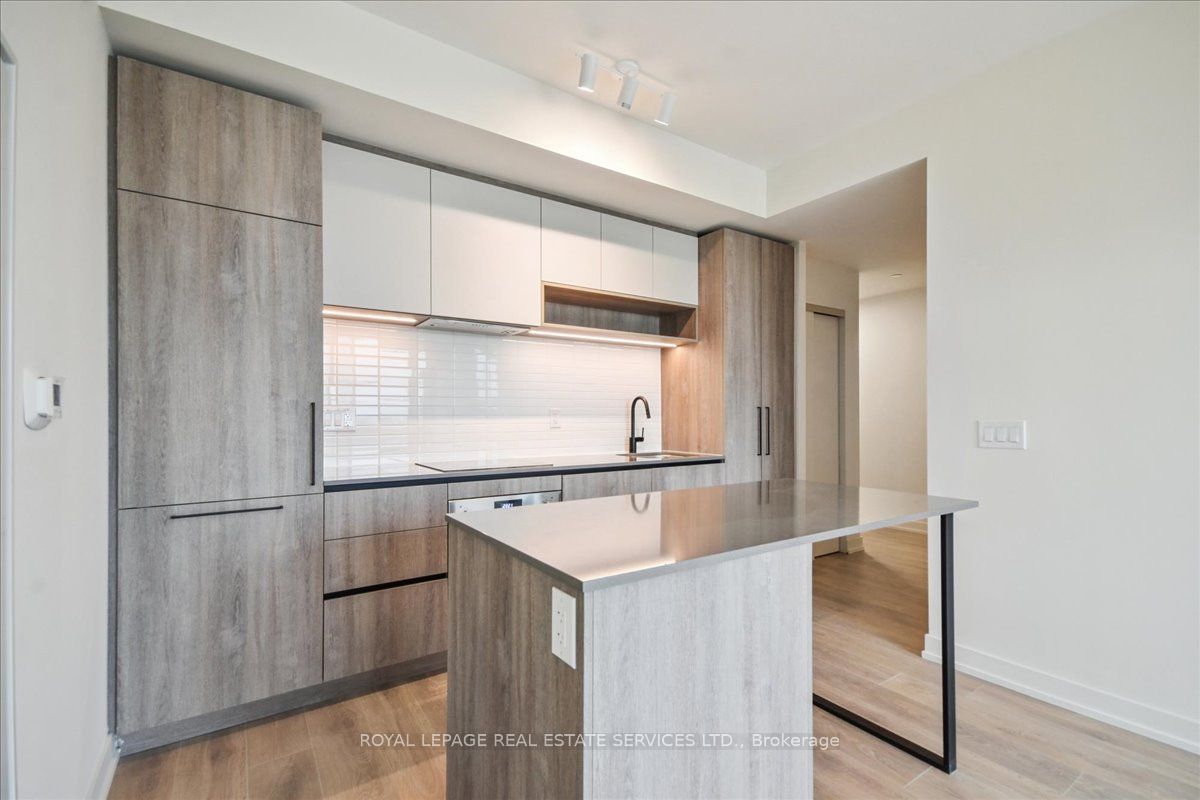 Toronto, ON M6R 2B2, Canada, 2 Bedrooms Bedrooms, ,2 BathroomsBathrooms,Residential,Active,170708