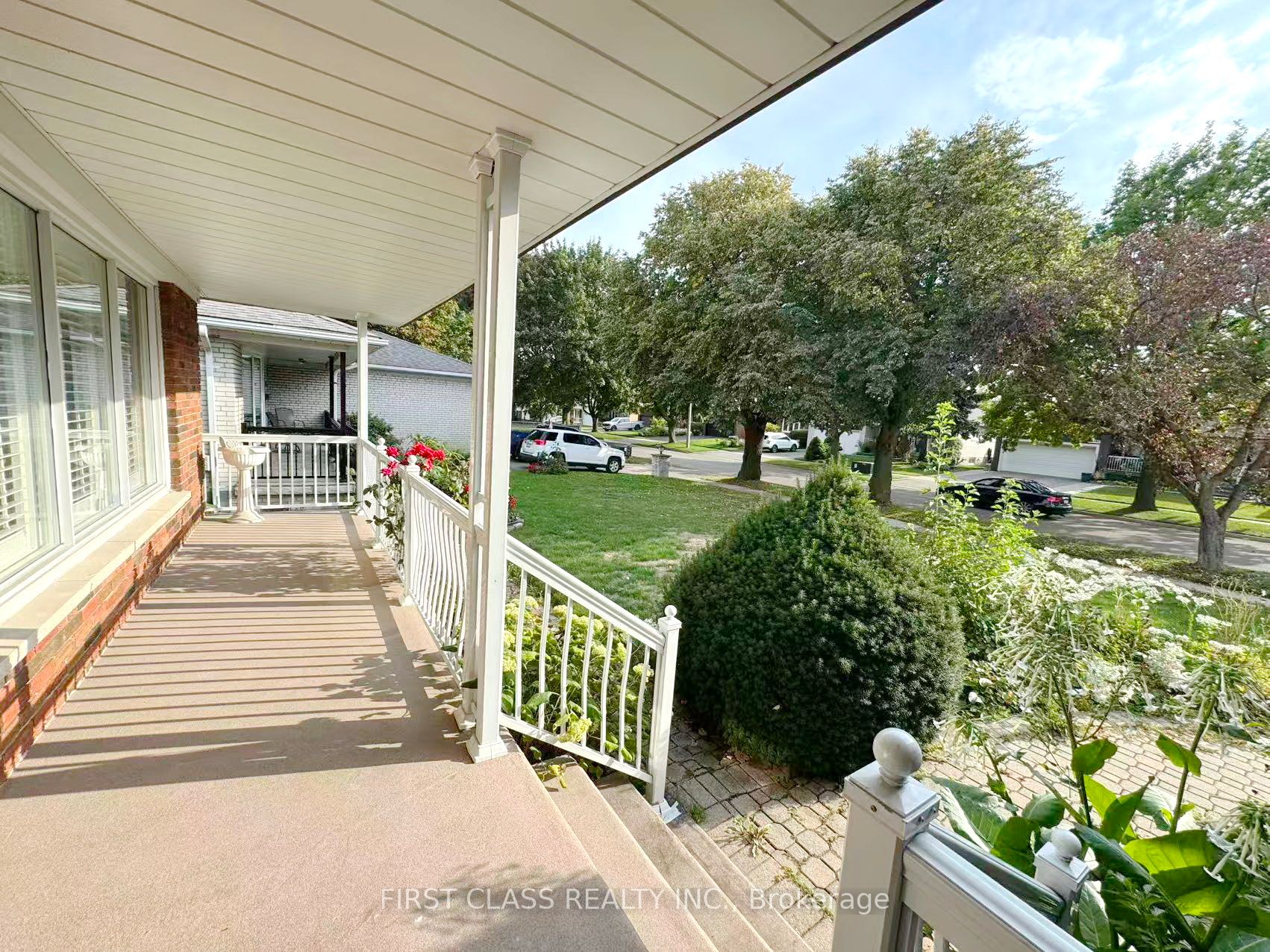3277 CARDROSS Road Upper Unit