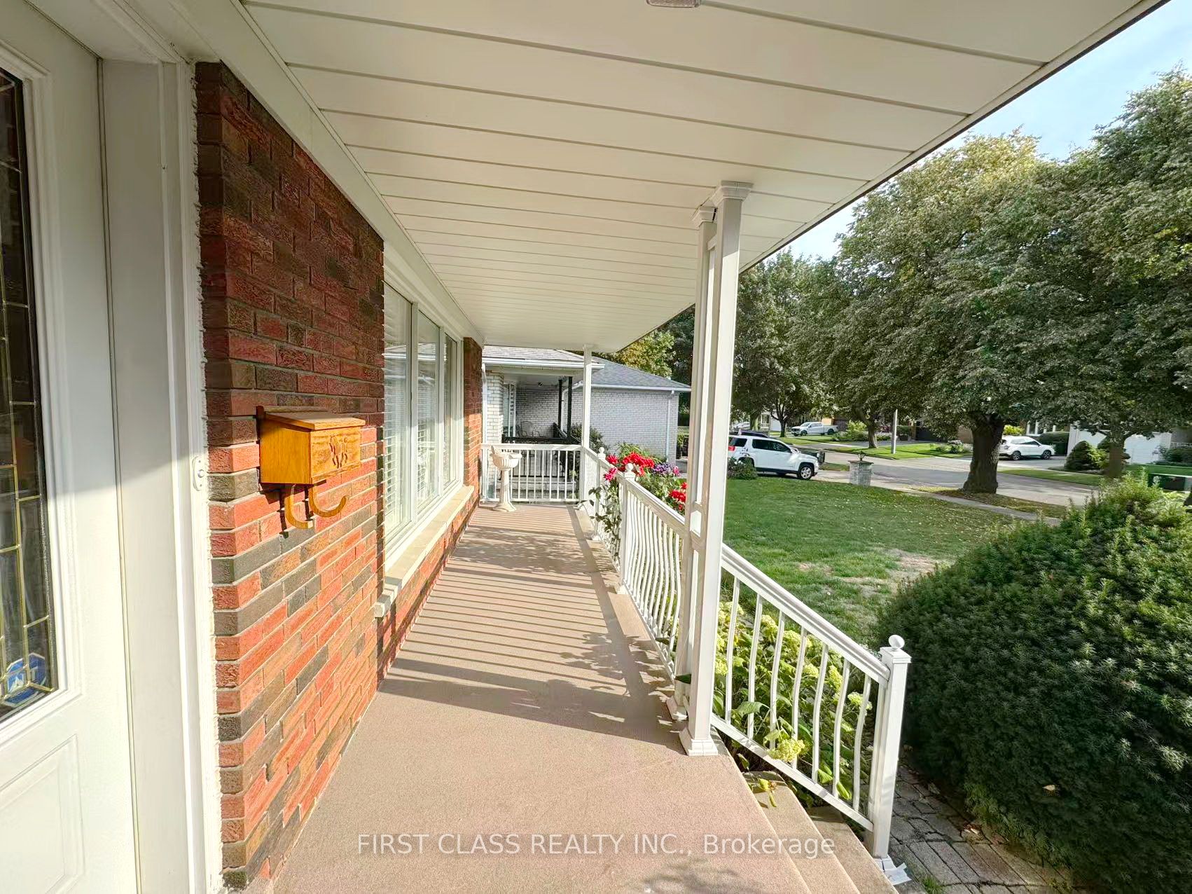 3277 CARDROSS Road Upper Unit