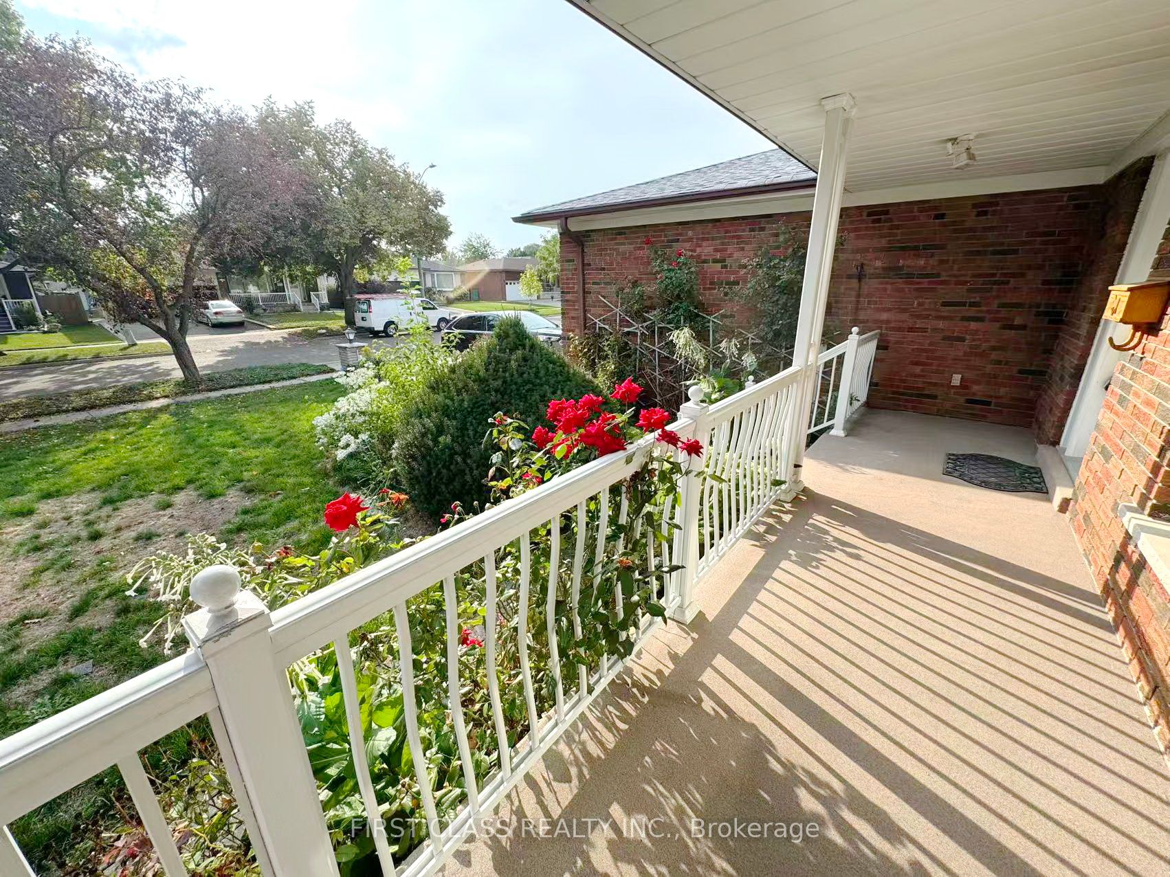 3277 CARDROSS Road Upper Unit