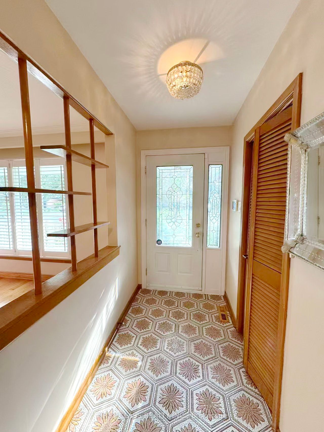3277 CARDROSS Road Upper Unit
