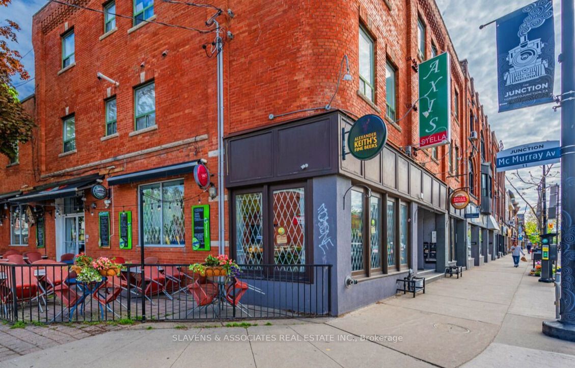 3048 Dundas Street W