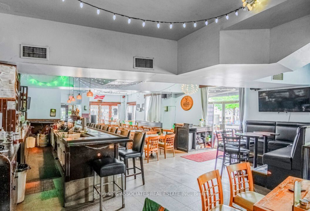 3048 Dundas Street W