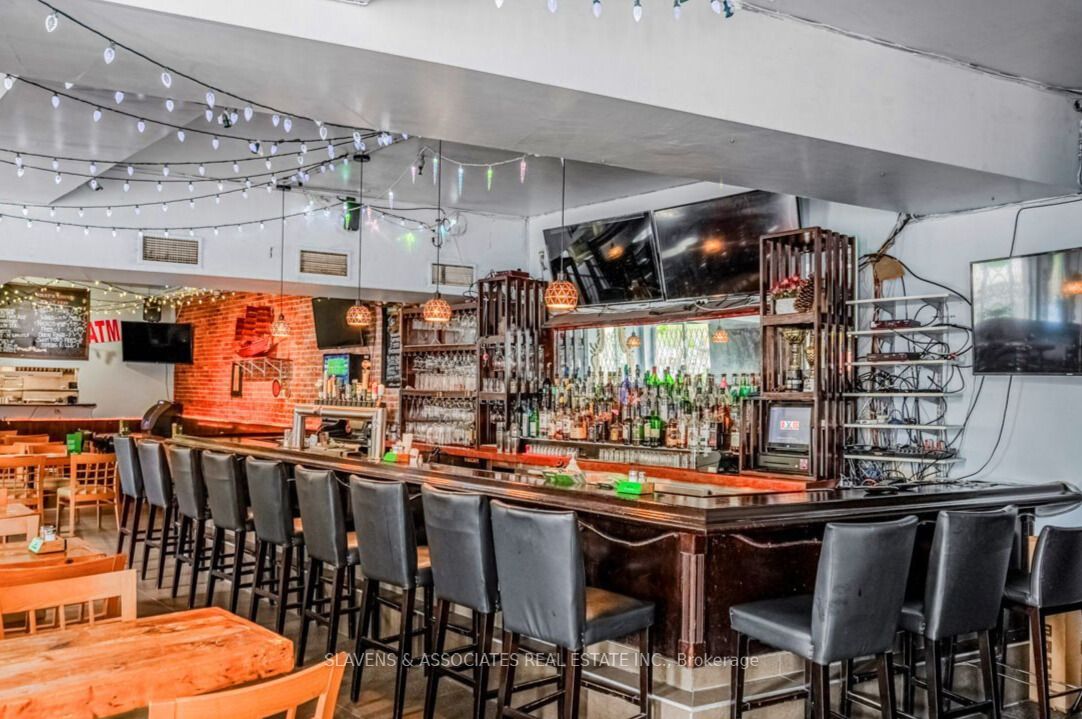 3048 Dundas Street W