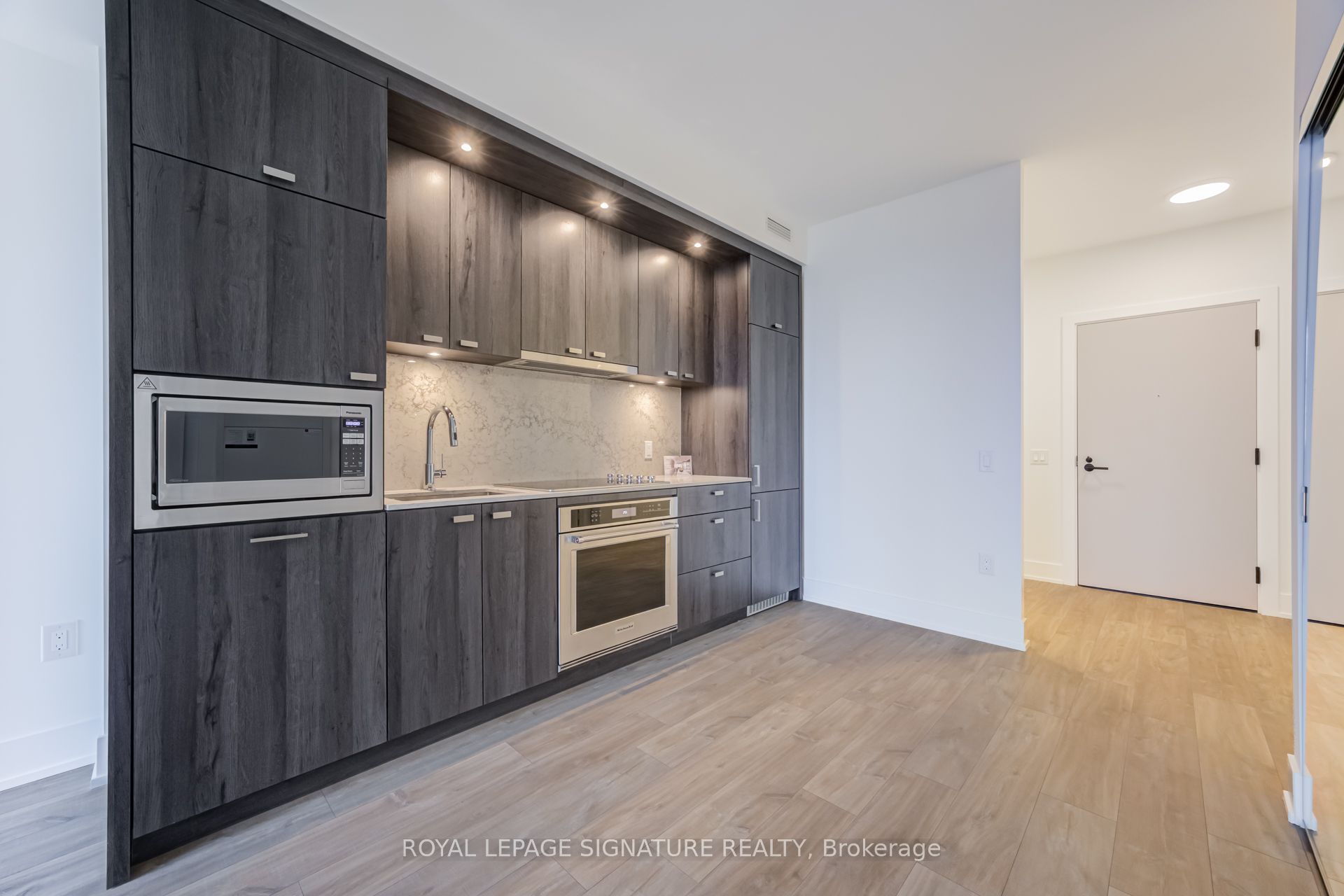 858 Dupont Street 538