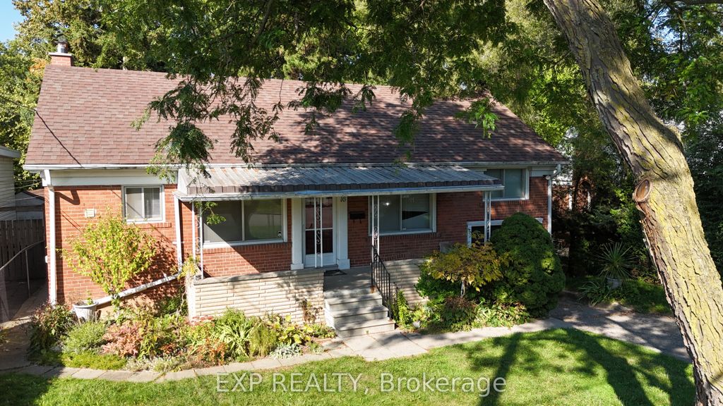 Photo of 16 King Georges Drive W, Toronto, ON M6M 2G9 (MLS # W12446557)