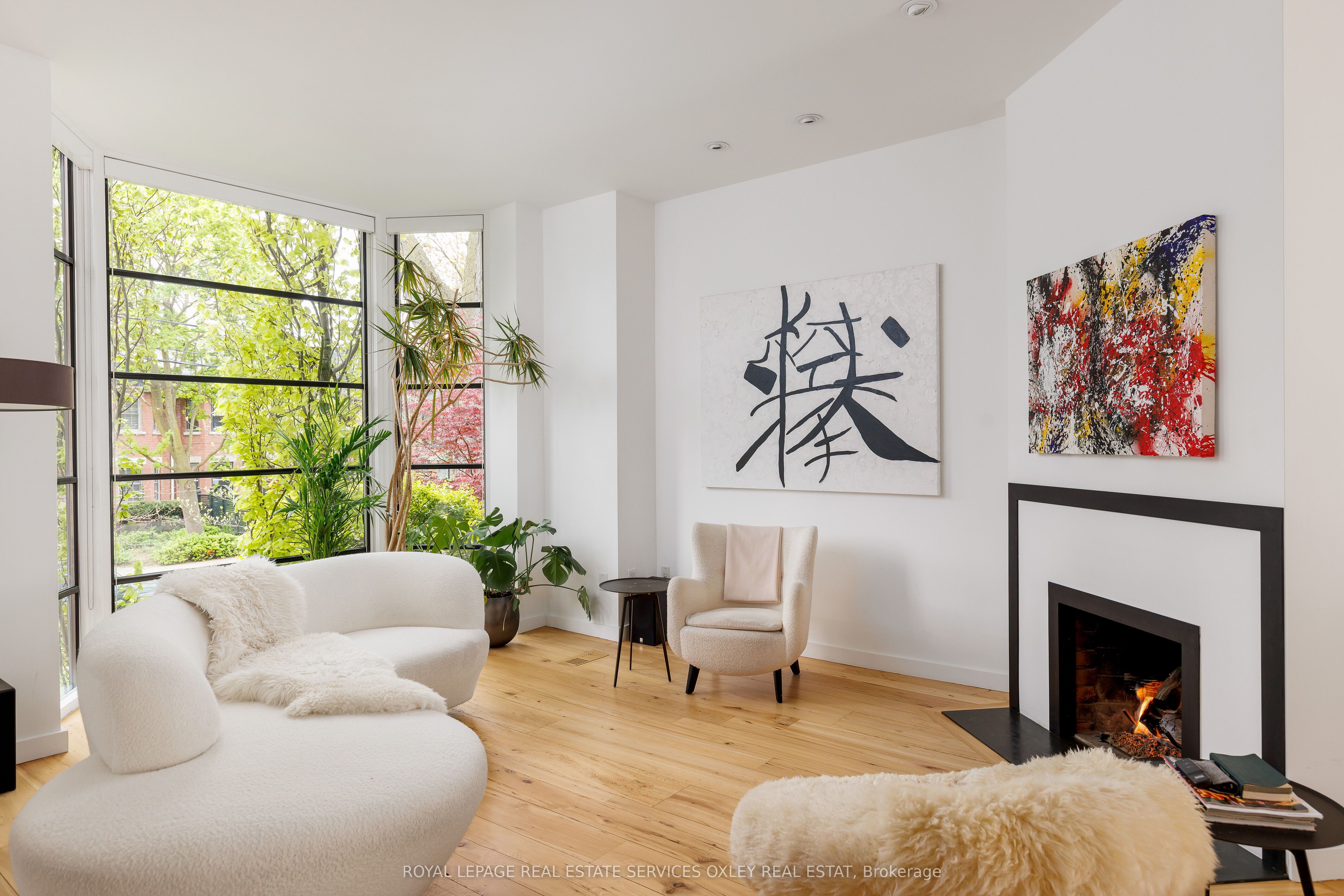 28 Roxborough Street W