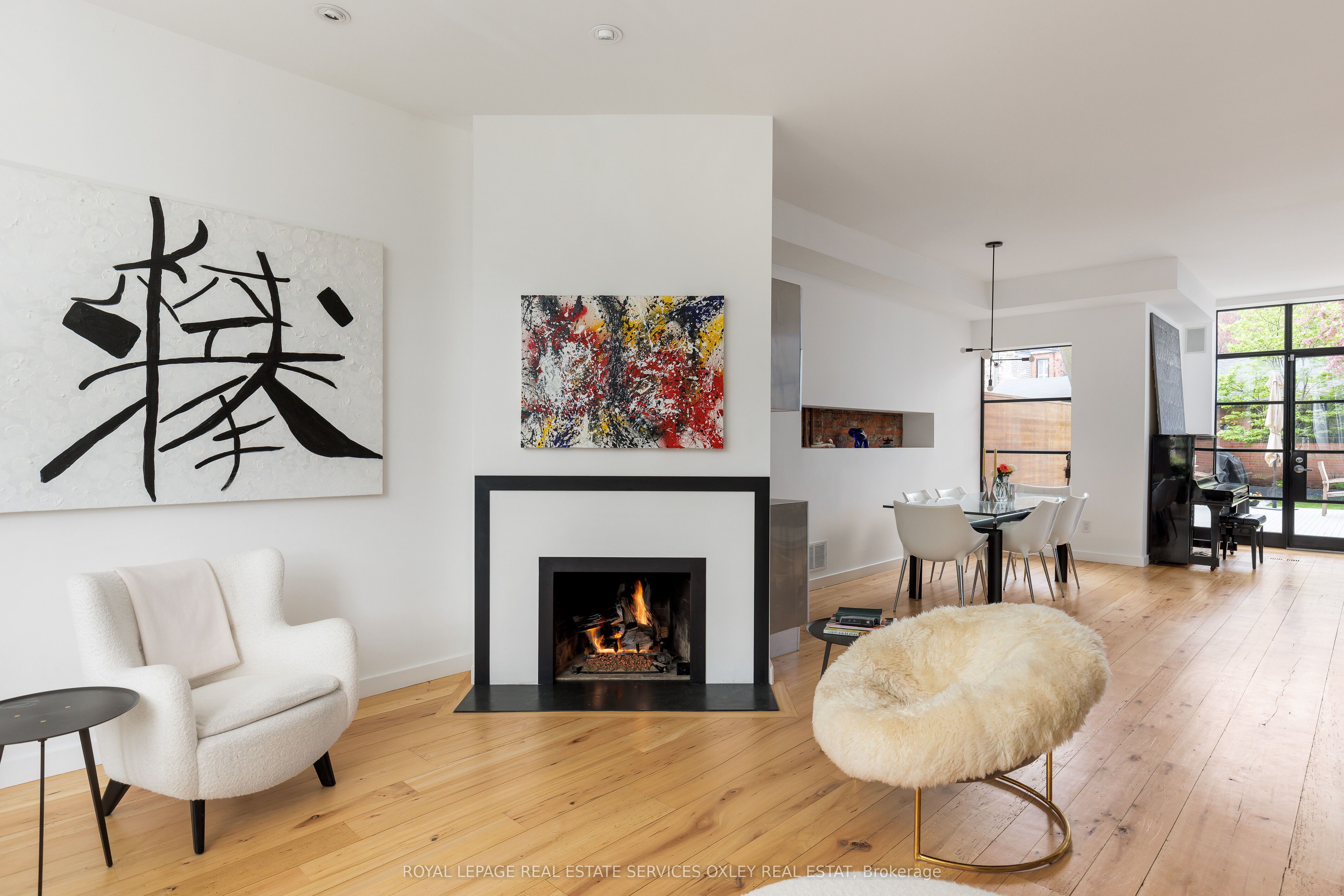 28 Roxborough Street W