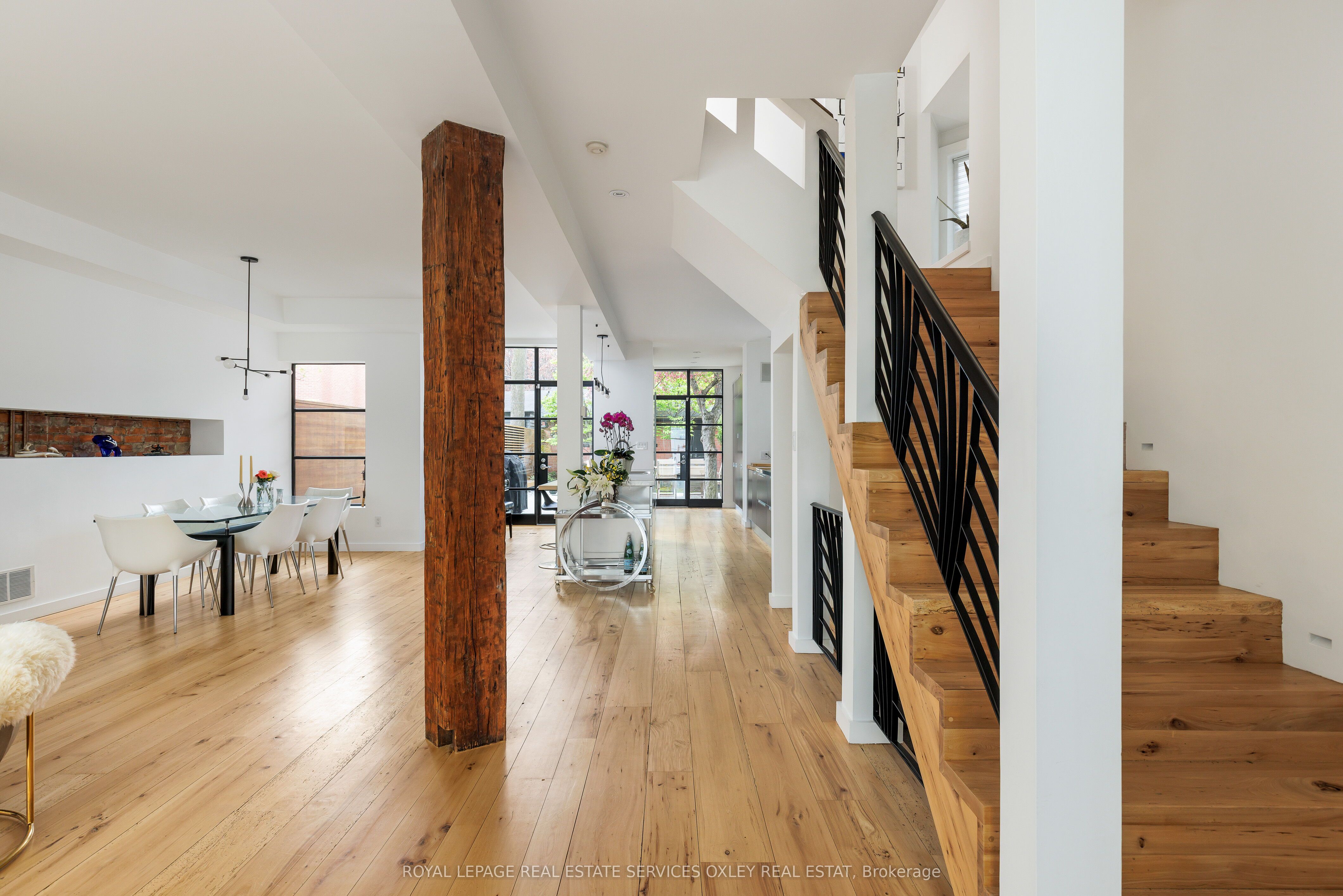 28 Roxborough Street W