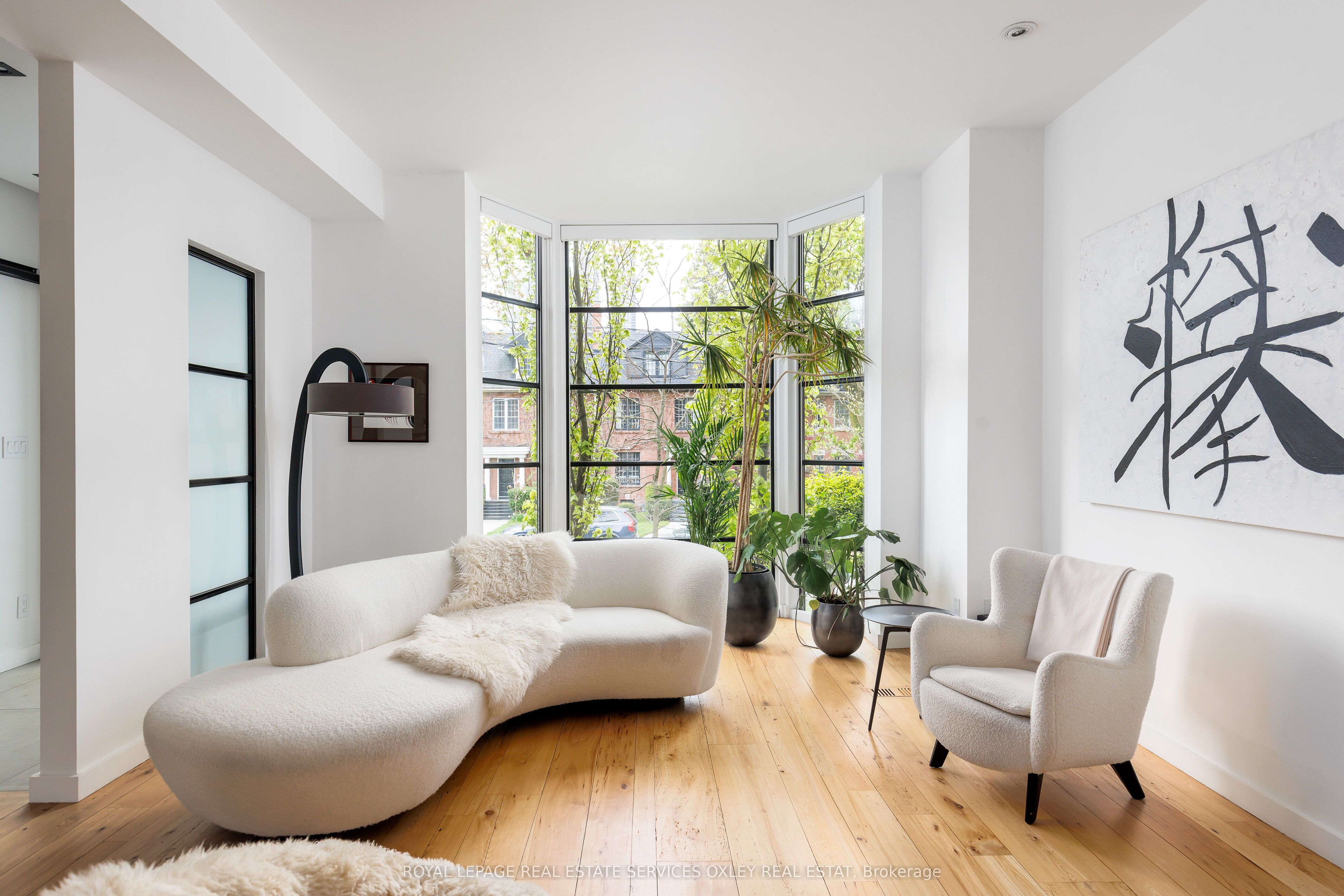28 Roxborough Street W