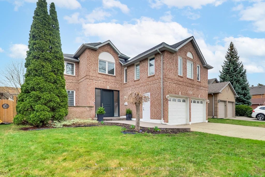 Photo of 1124 Lansdown Drive, Oakville, ON L6J 7N7 (MLS # W13018156)