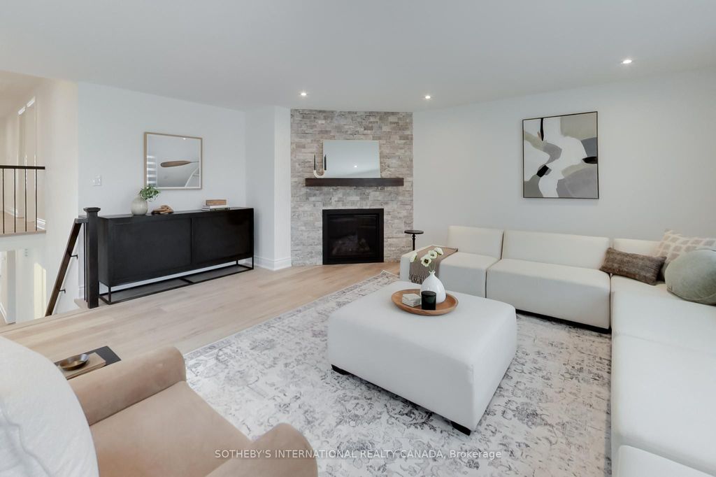 Photo of 1124 Lansdown Drive, Oakville, ON L6J 7N7 (MLS # W13018156)
