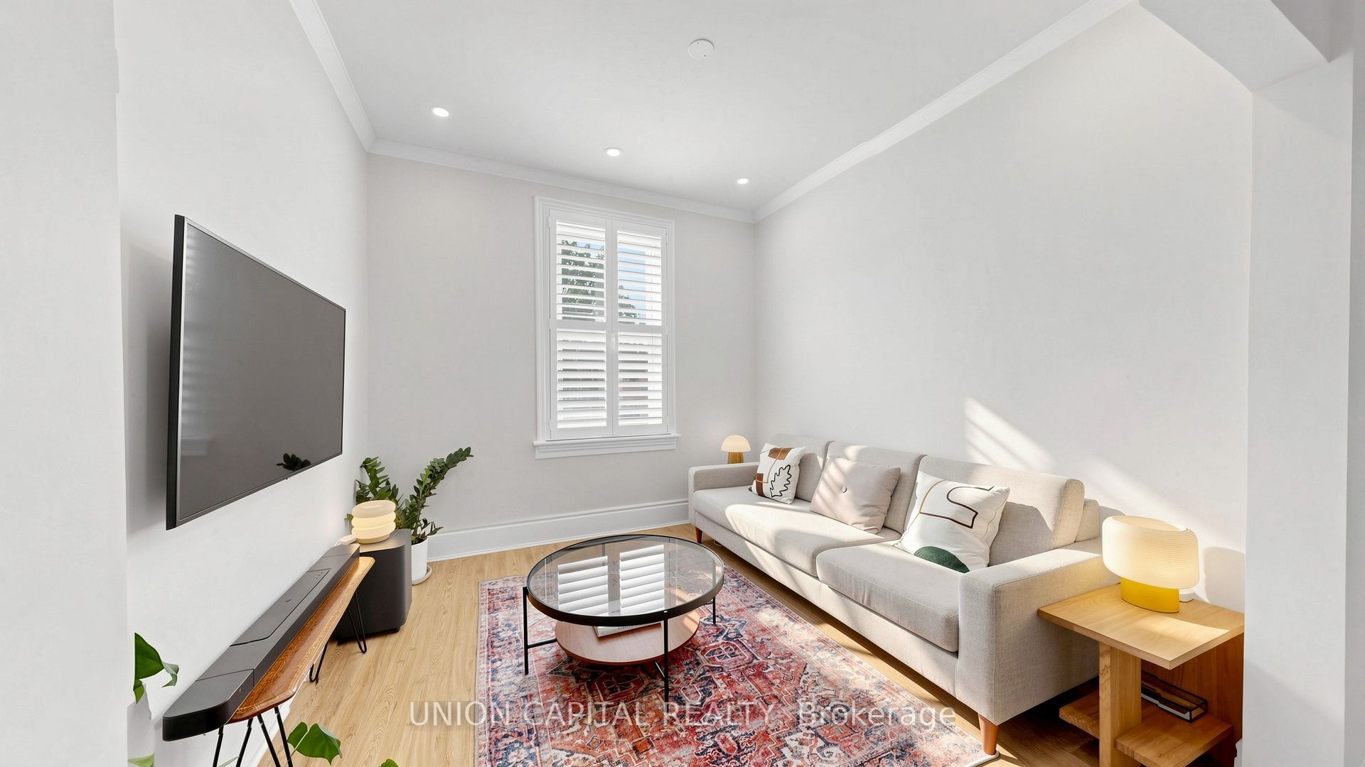 944 Dundas Street E