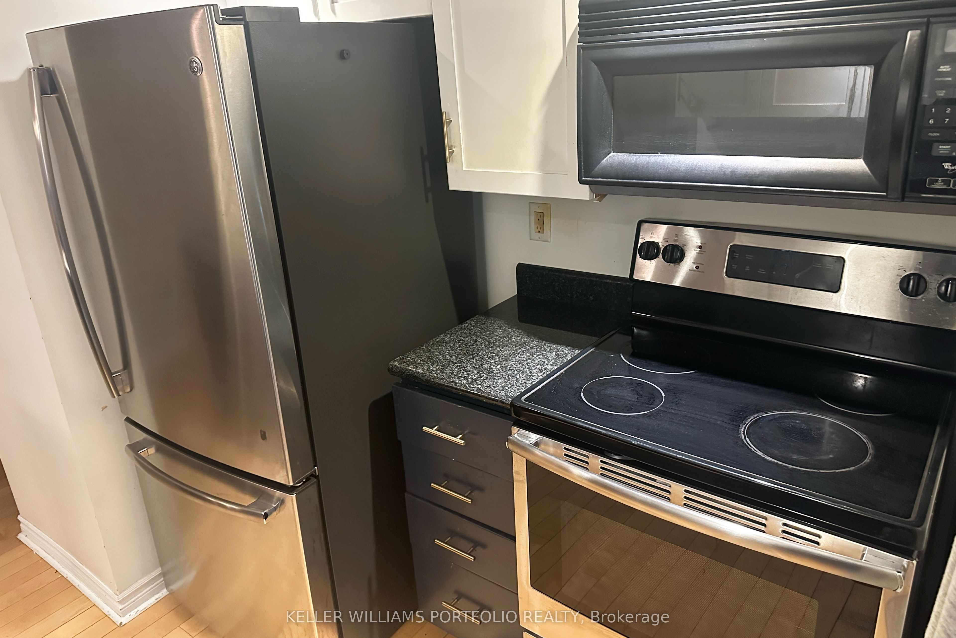 250 Wellington Street W 841