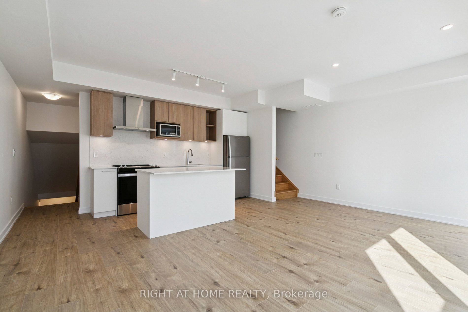 496 Plains Road E TH30 (unit# 9)