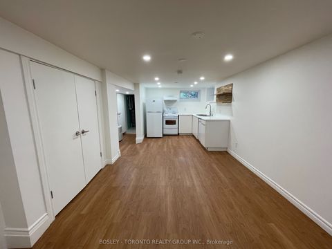 216 Geoffrey Street Lower Toronto ON M6R 1P8