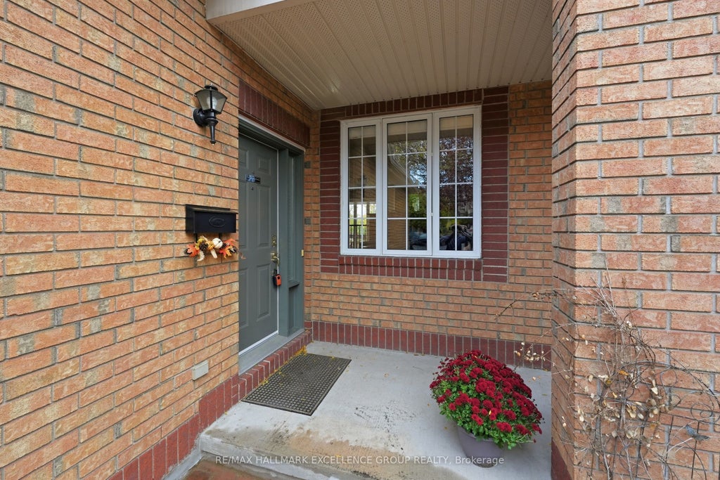 Photo of 54 Carwood Circle, Overbrook - Castleheights and Area, ON K1K 4V4 (MLS # X13902704)