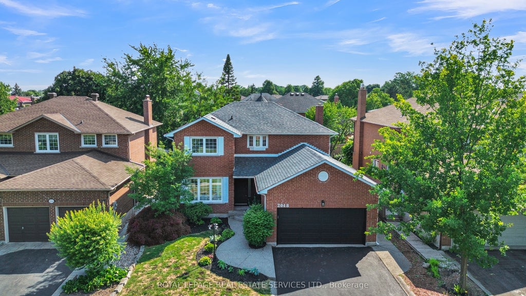 Photo of 2048 Sixth Line, Oakville, ON L6H 3N2 (MLS # W13569022)