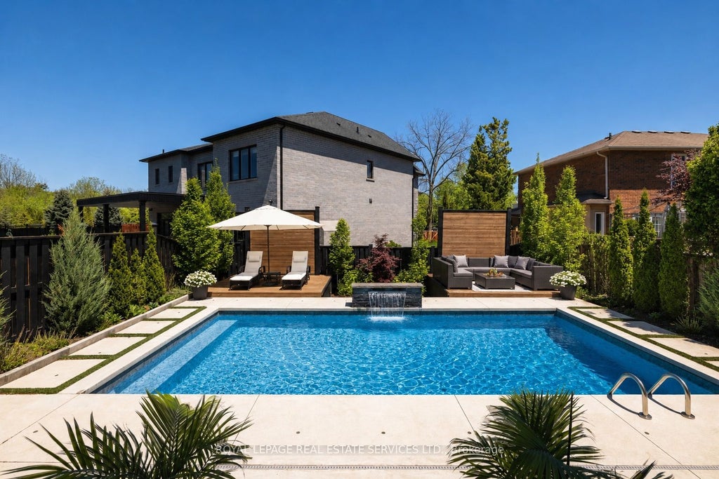 Photo of 175 Burloak Drive W, Oakville, ON L6L 6E6 (MLS # W14113488)