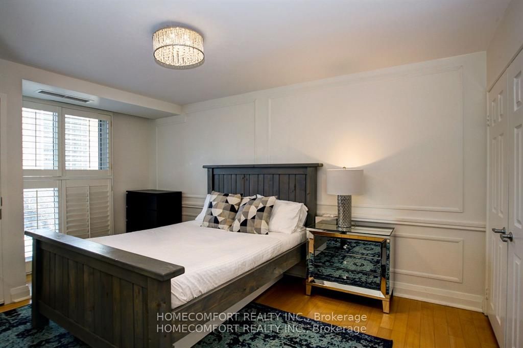 8 Wellesley Street E 701