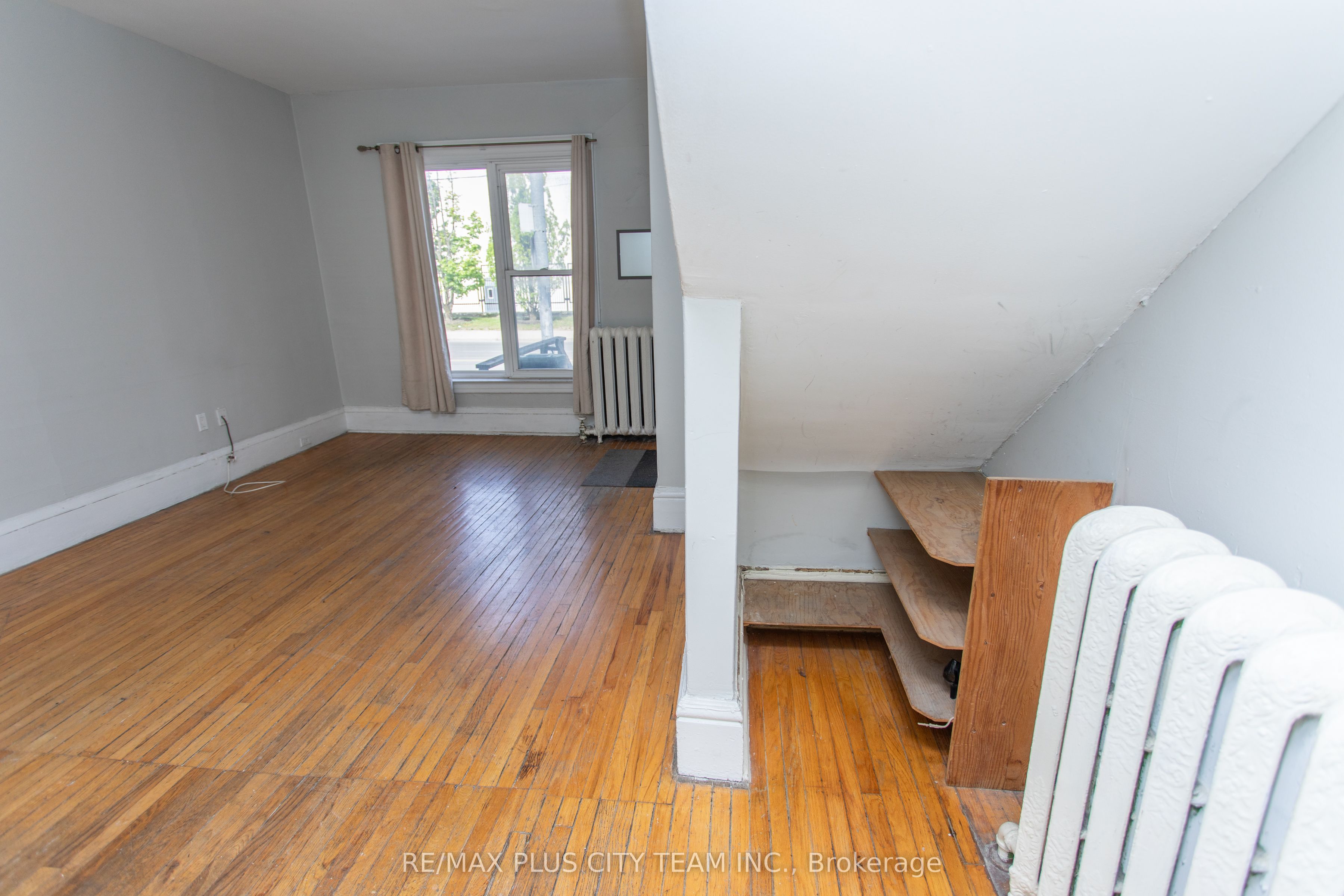 682 Bathurst Street 2