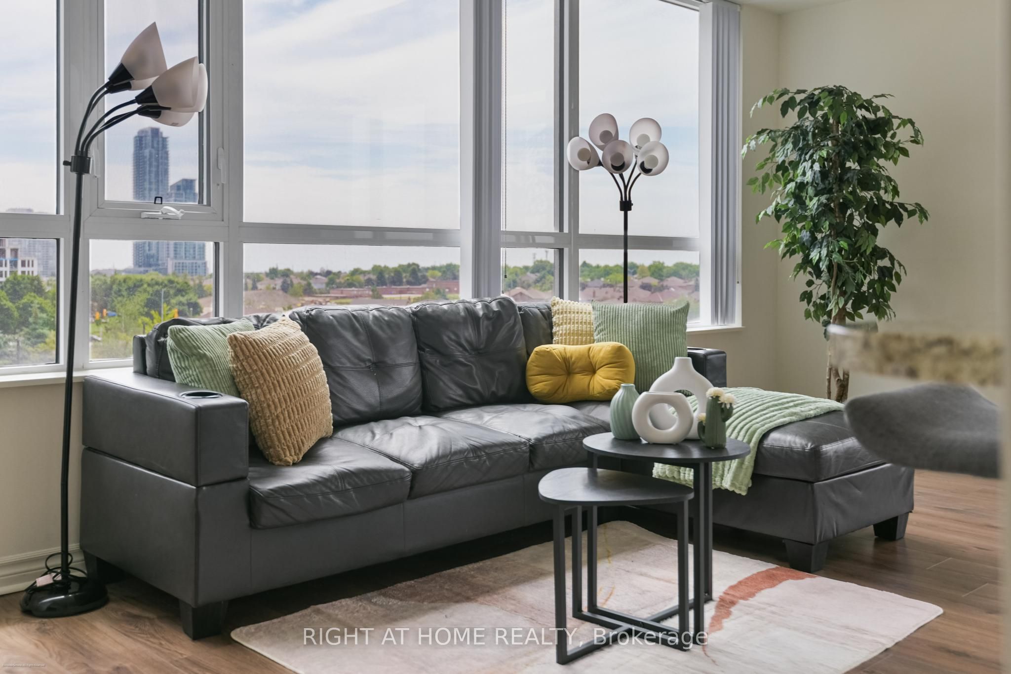 349 Rathburn Road W 515