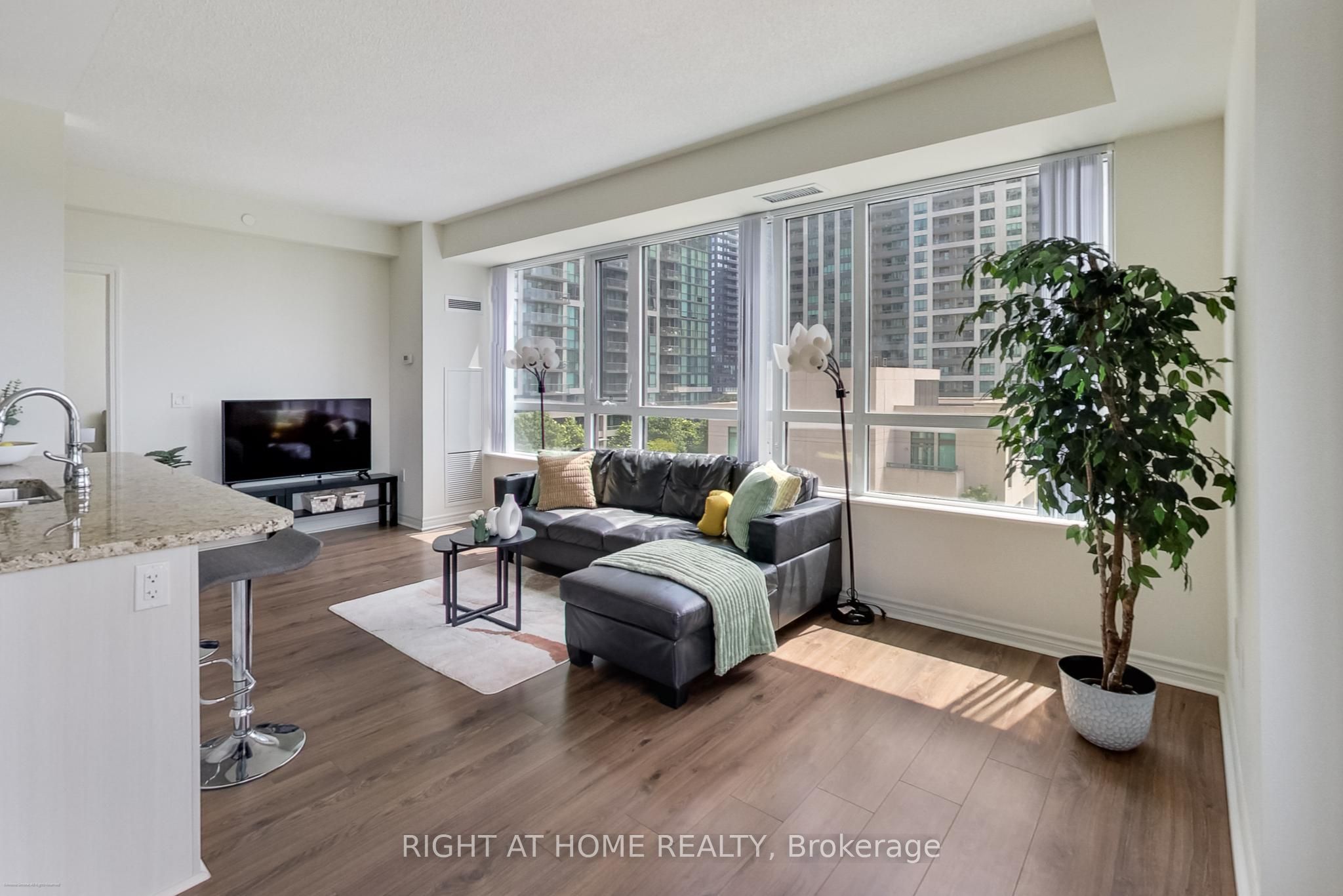 349 Rathburn Road W 515