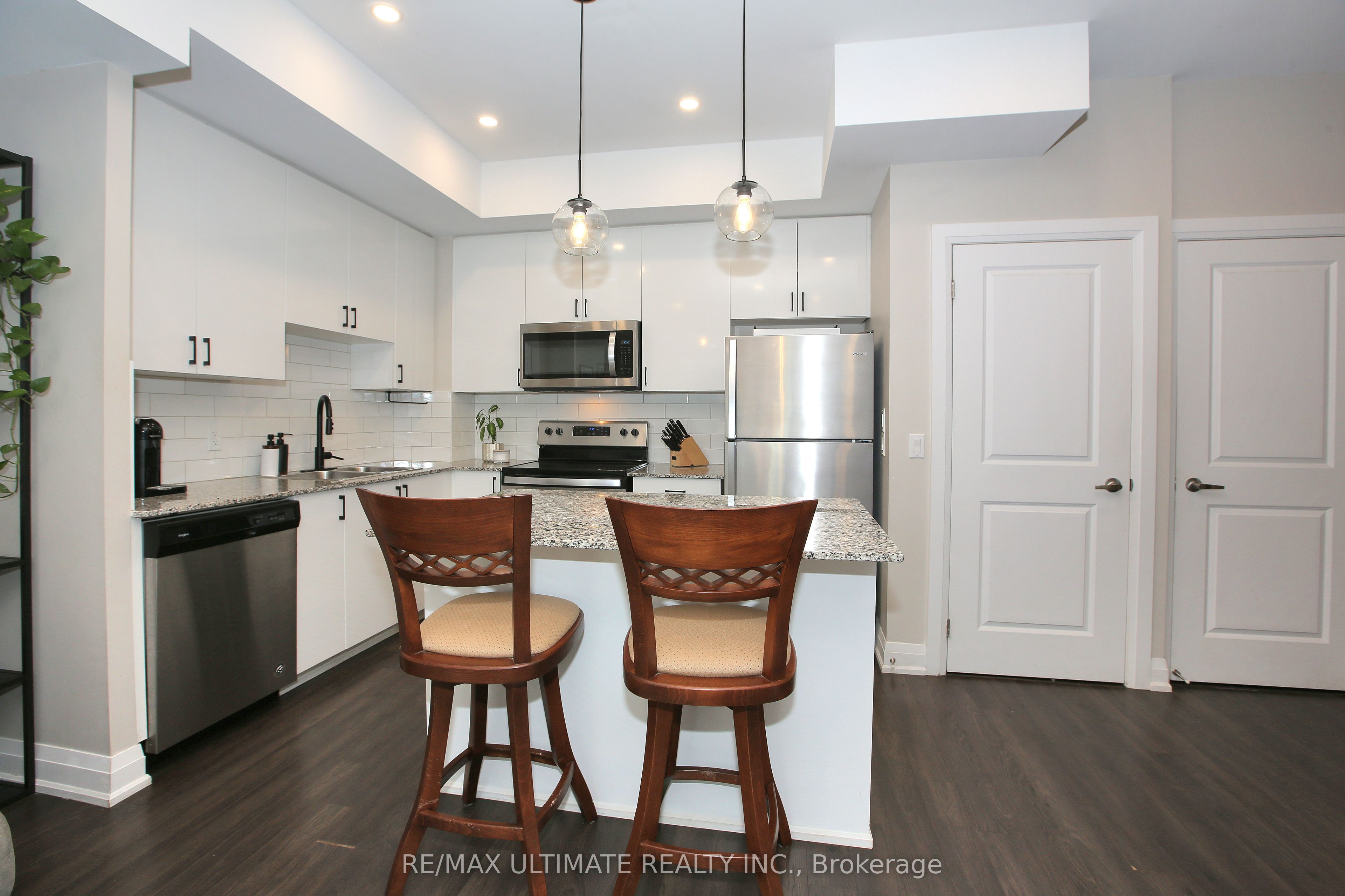 52 Coles Avenue E403