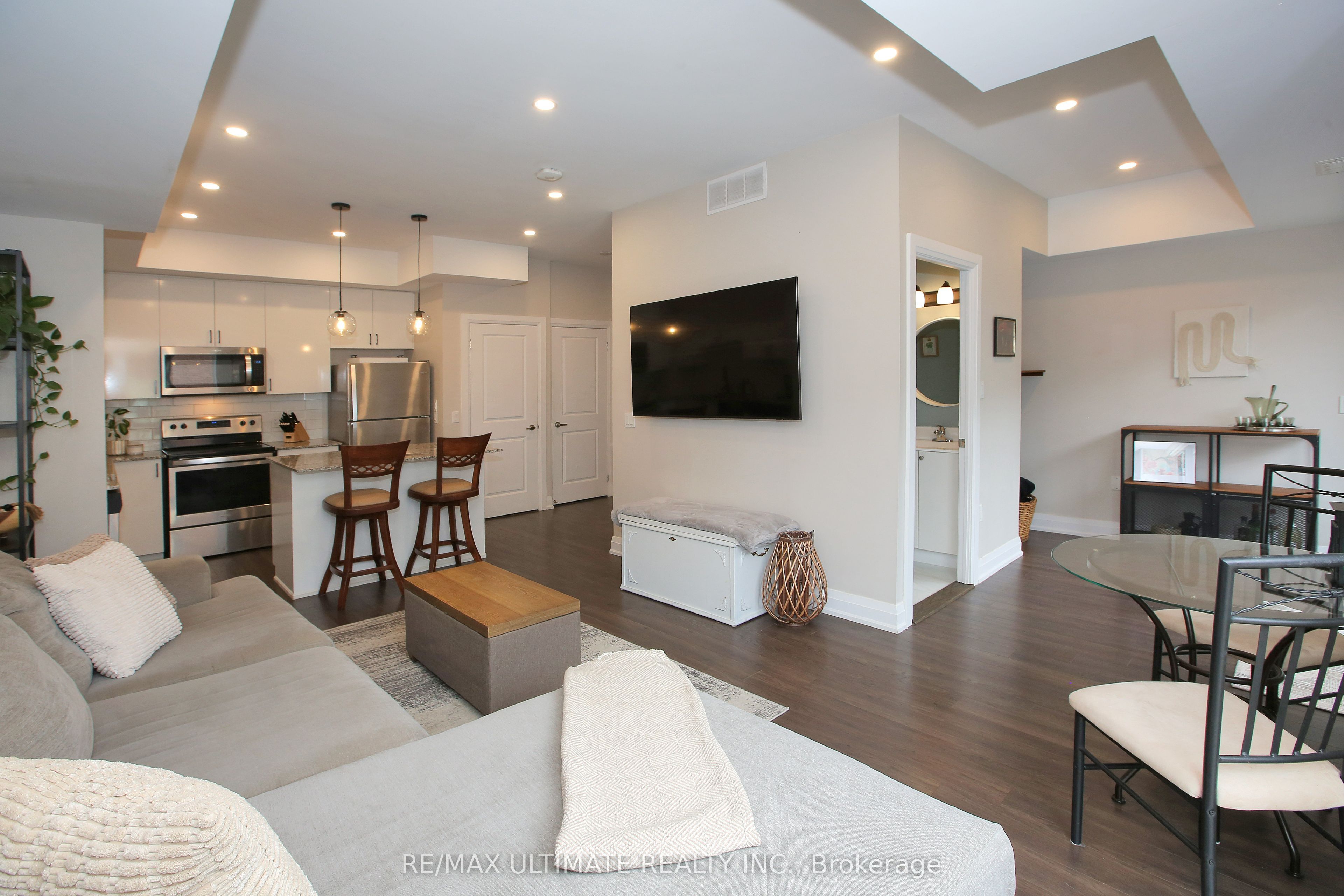52 Coles Avenue E403