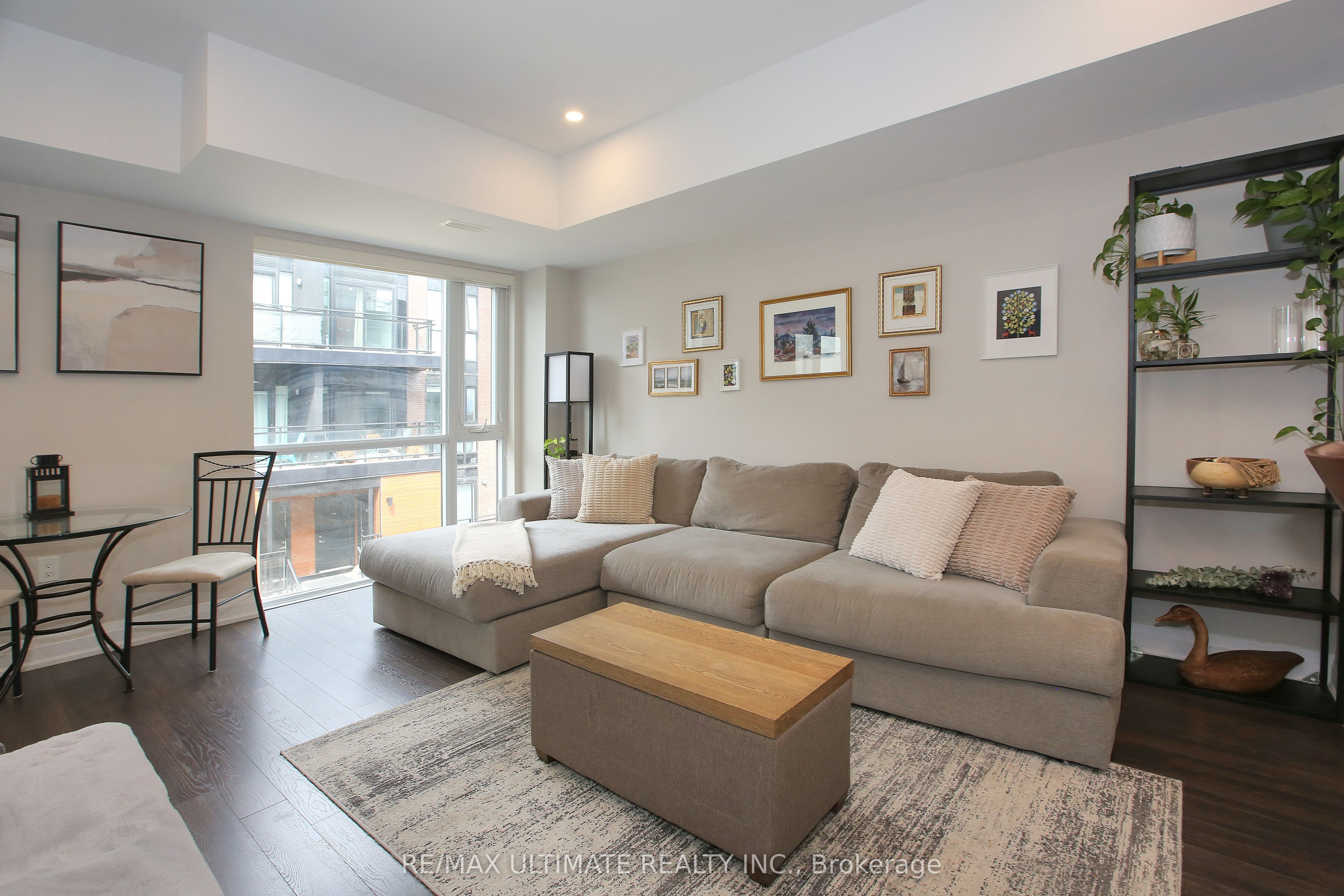 52 Coles Avenue E403