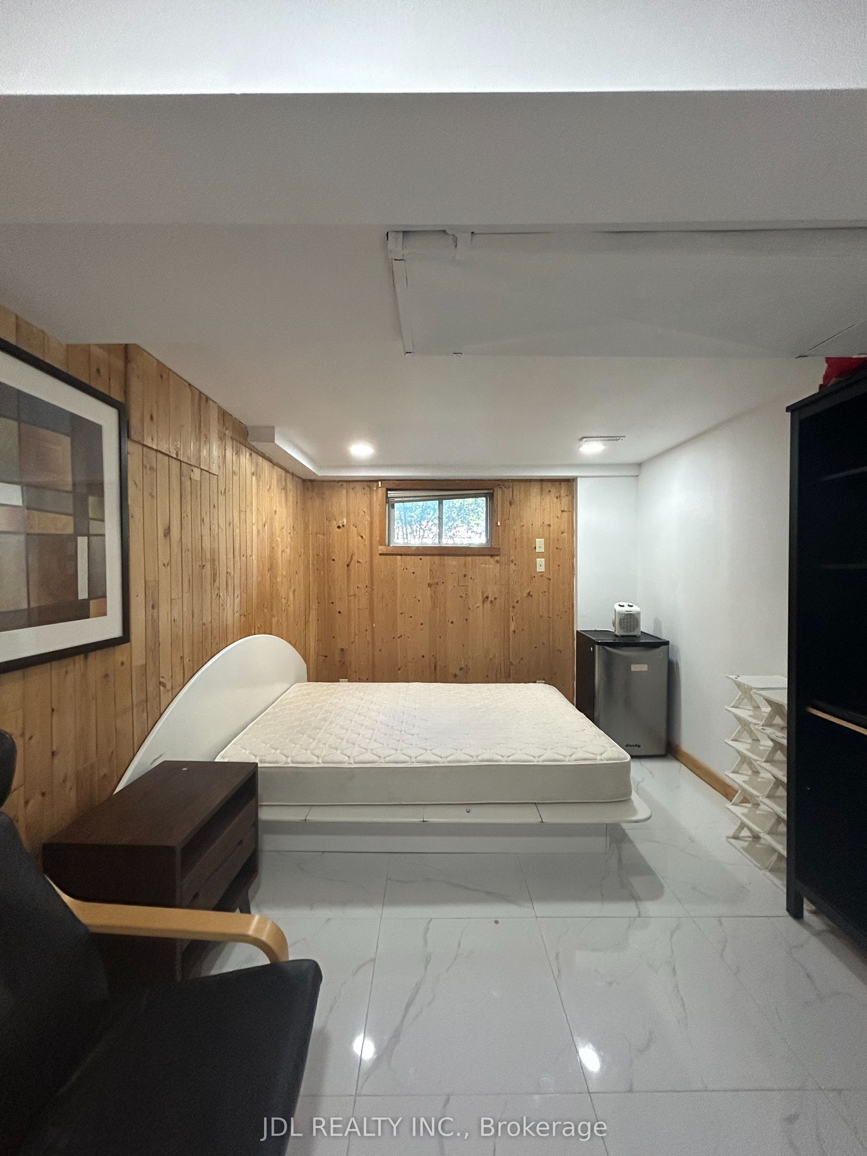 110 Robinson St Street One Bedroom bsmt