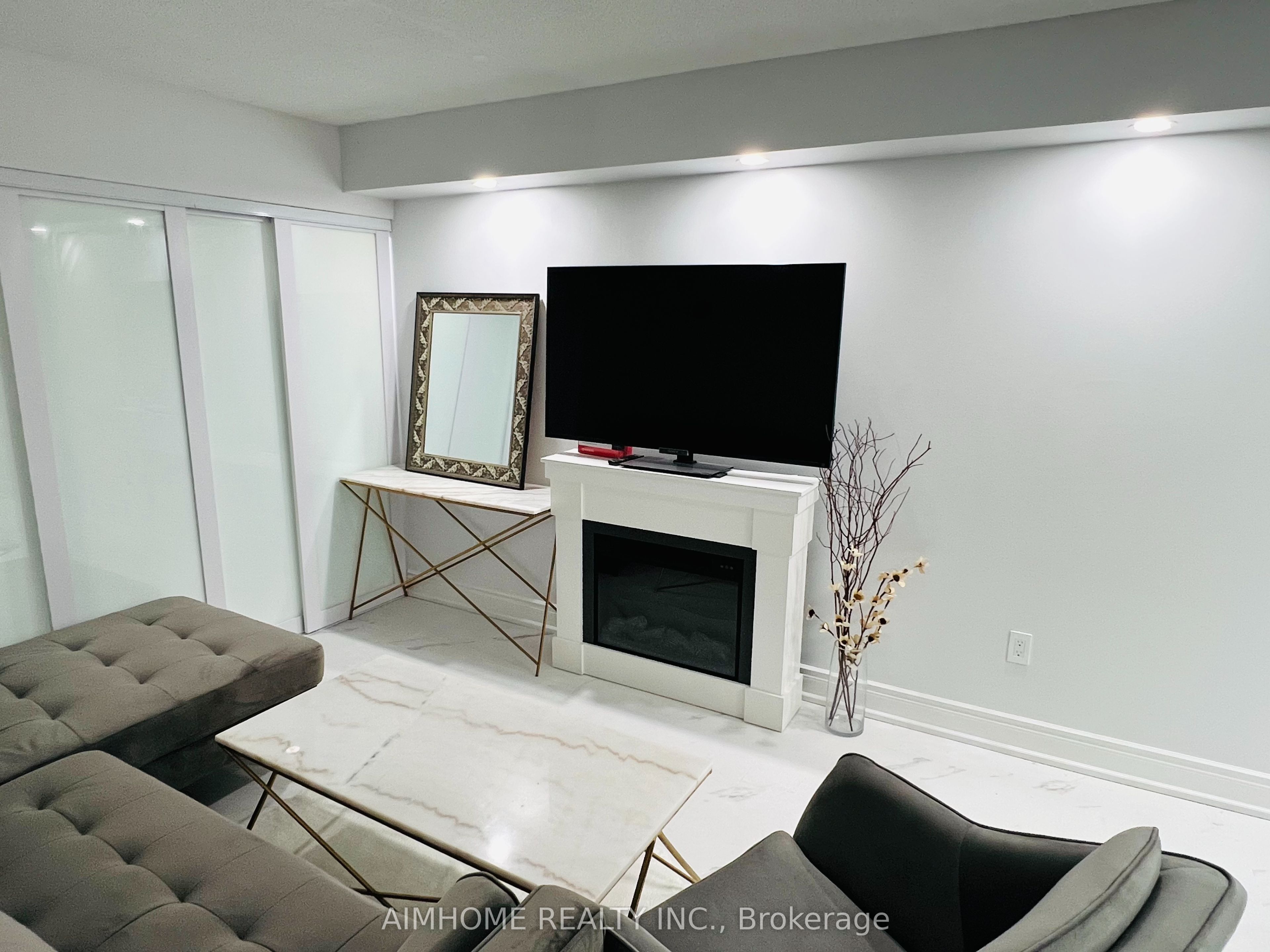 33 University Avenue 207