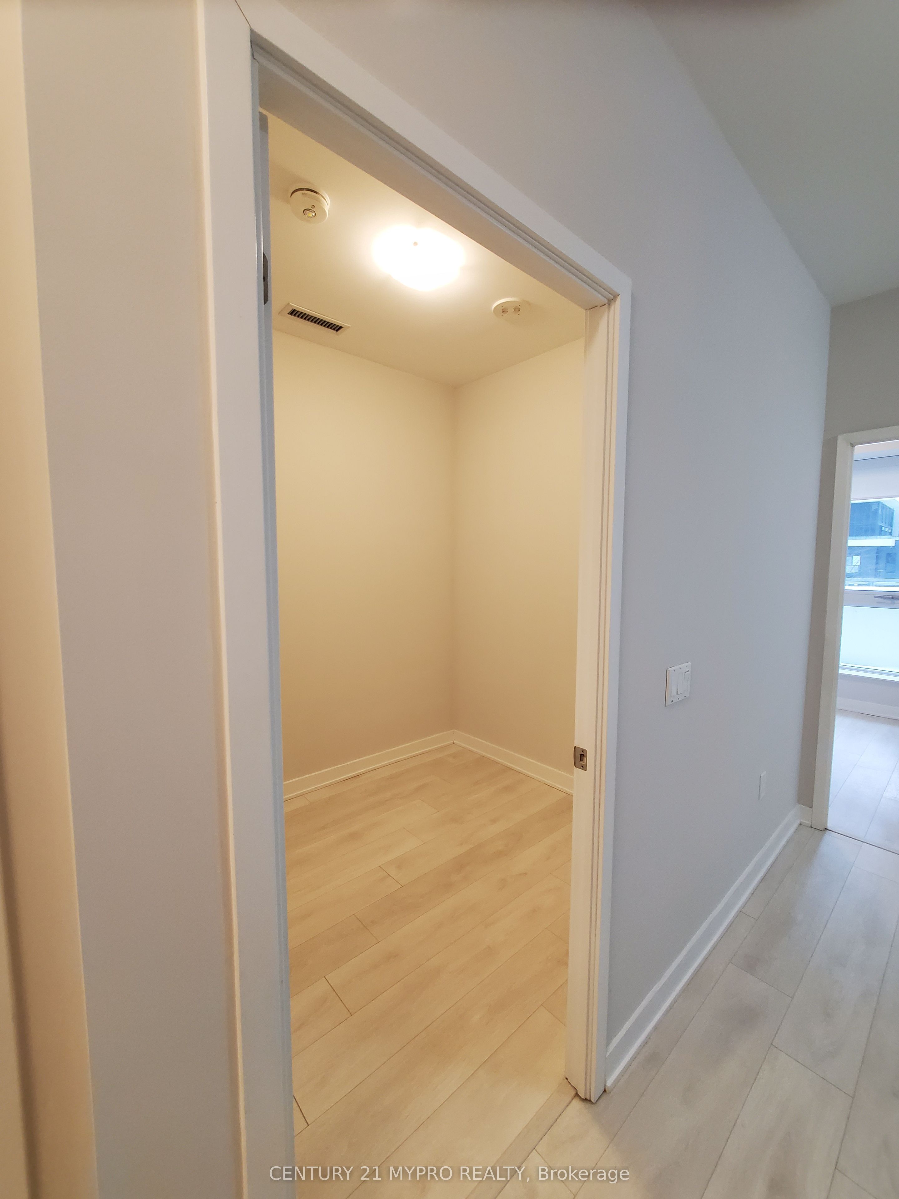 85 Oneida Crescent N 203