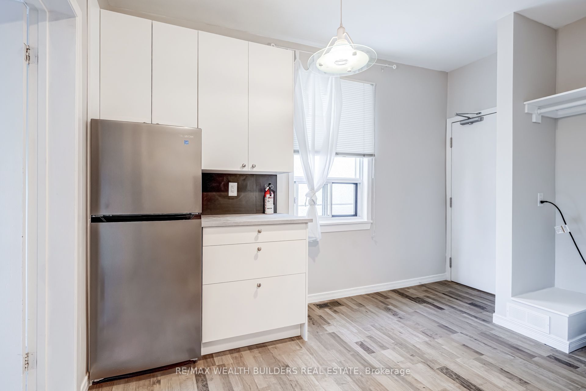 2443 dundas Street W Upper Unit 2