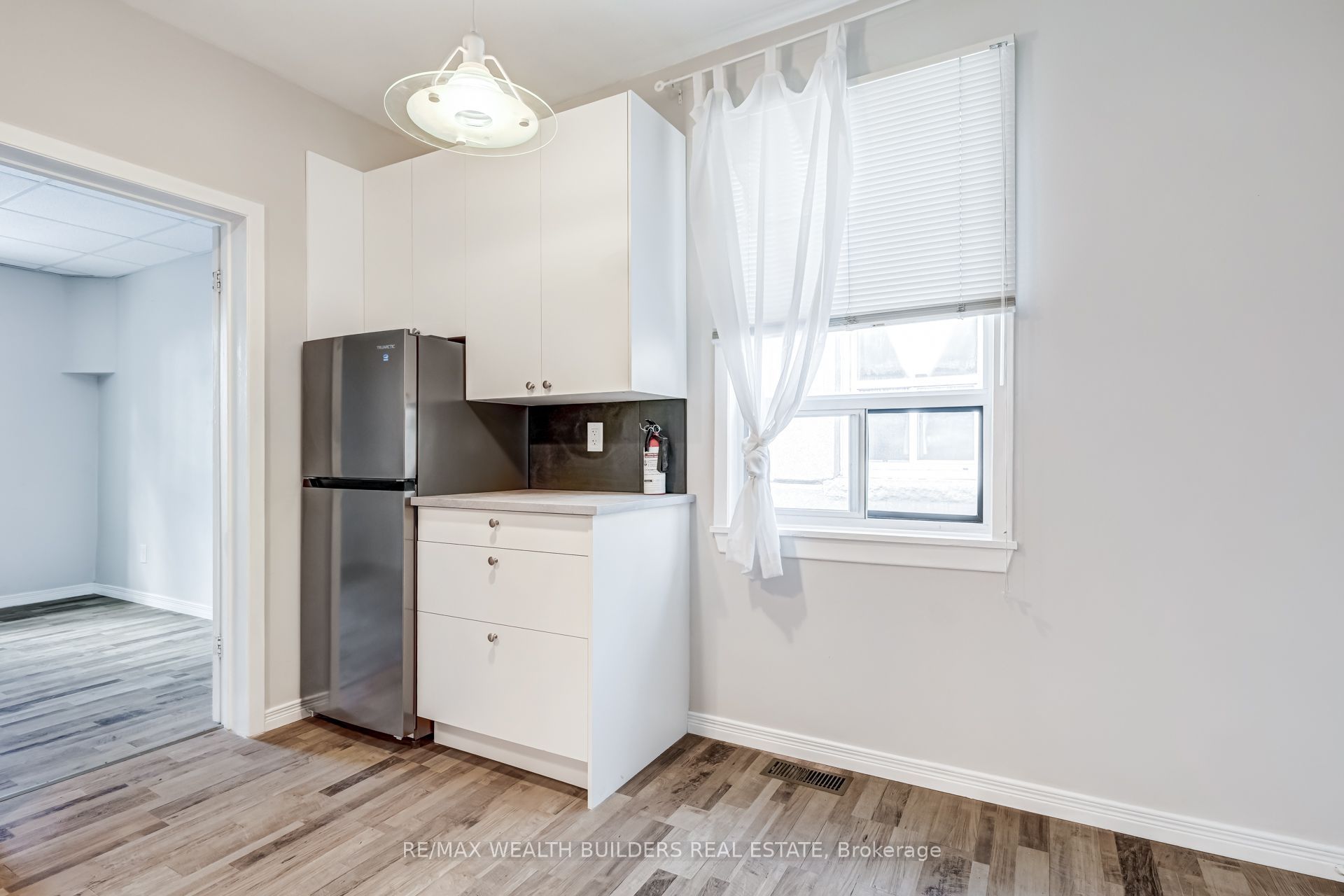 2443 dundas Street W Upper Unit 2