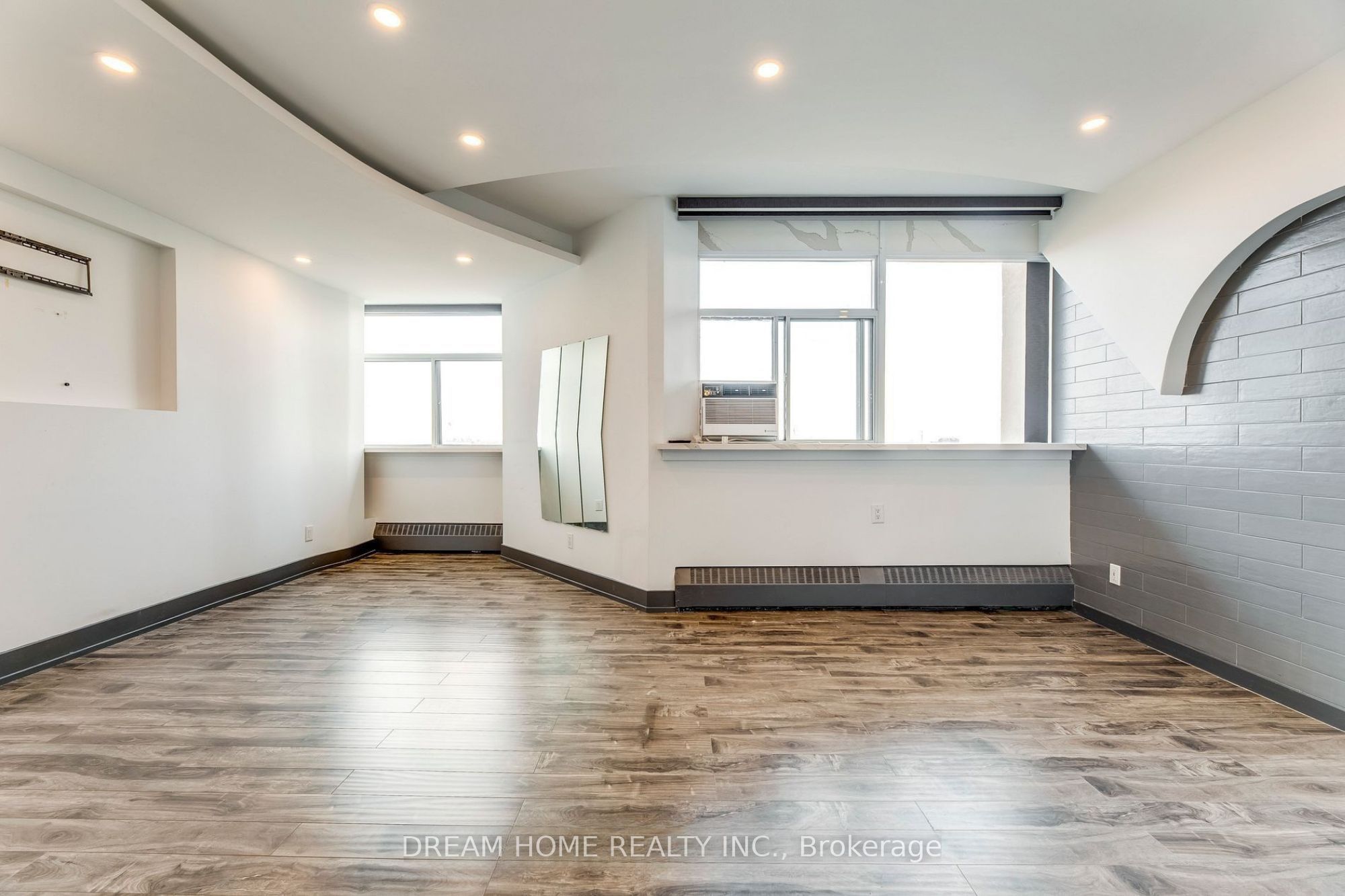 2301 Derry Road W 1010