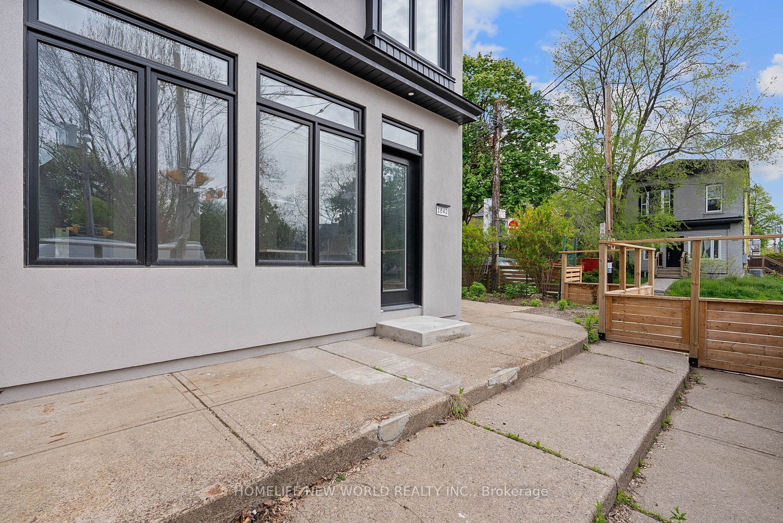 1842 Dundas Street E