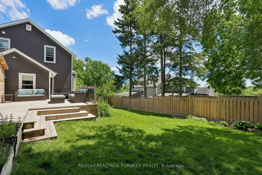 Photo of 72 Vincent Street, Newmarket, ON L3Y 4G5 (MLS # N13794114)