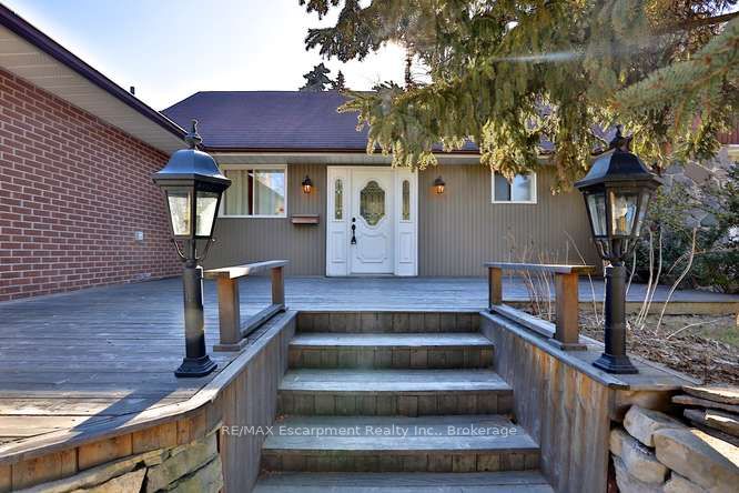 1336 Queen Victoria Avenue