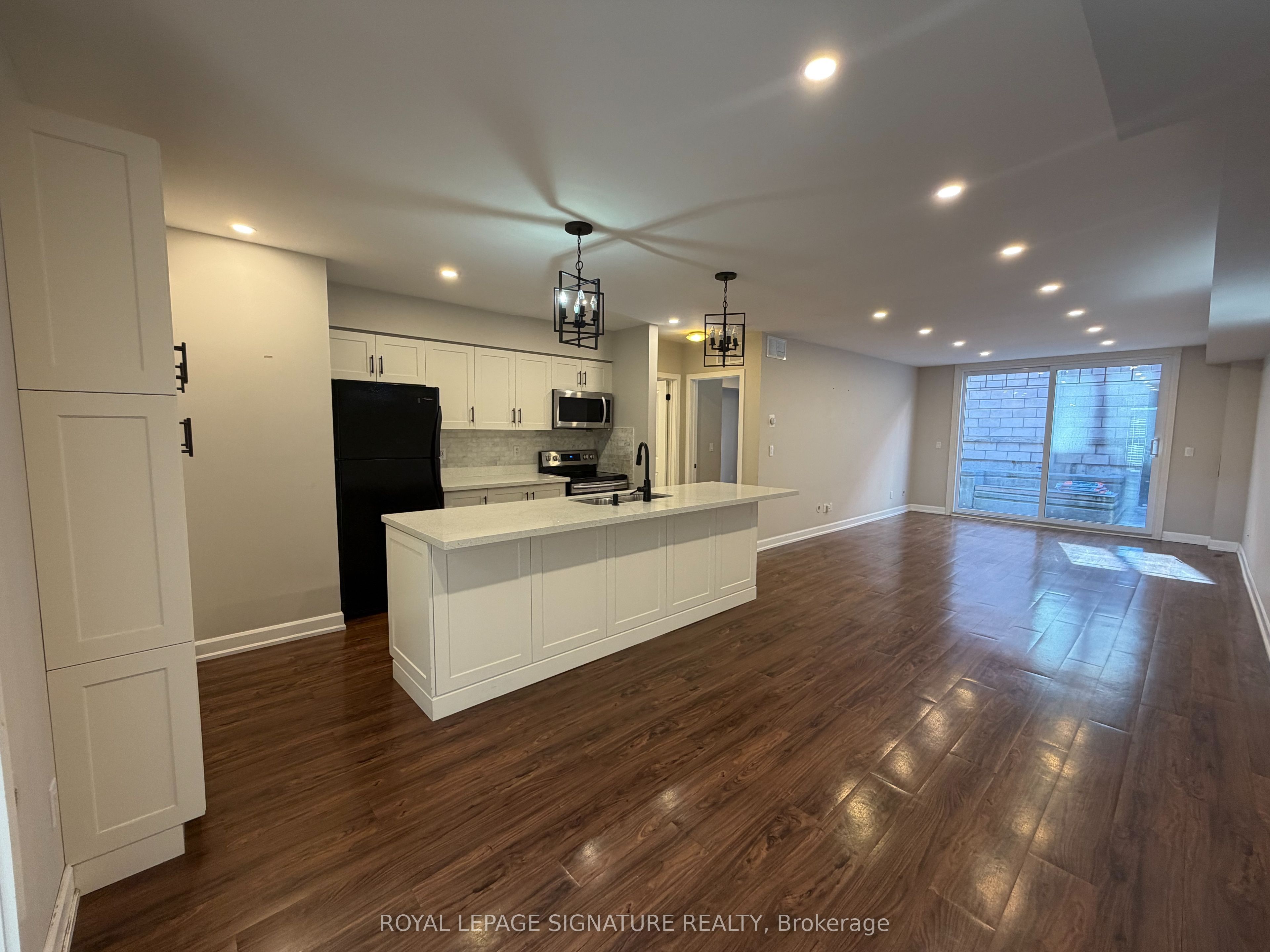 3400 Lake Shore Boulevard W 102