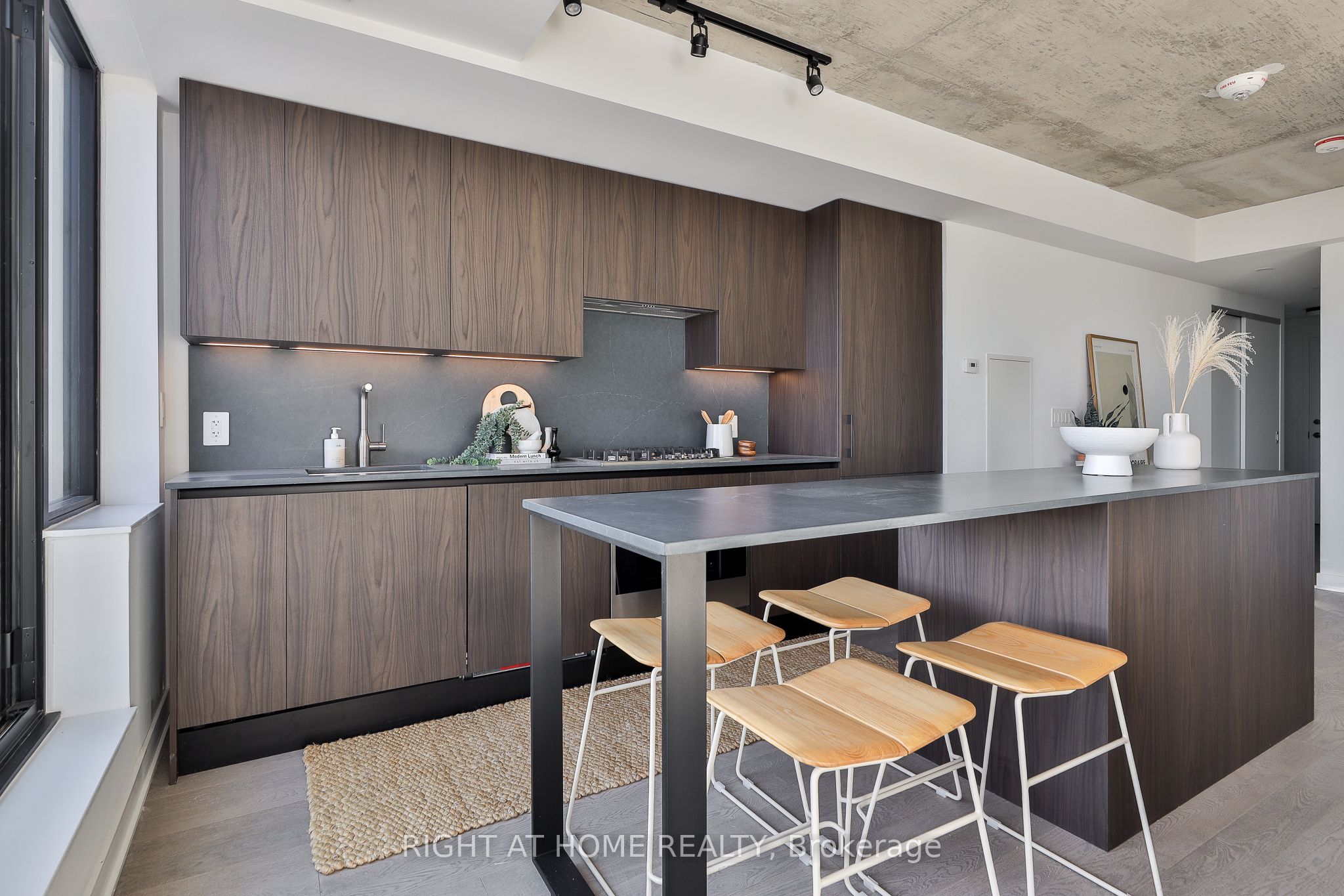 2720 Dundas Street W 607