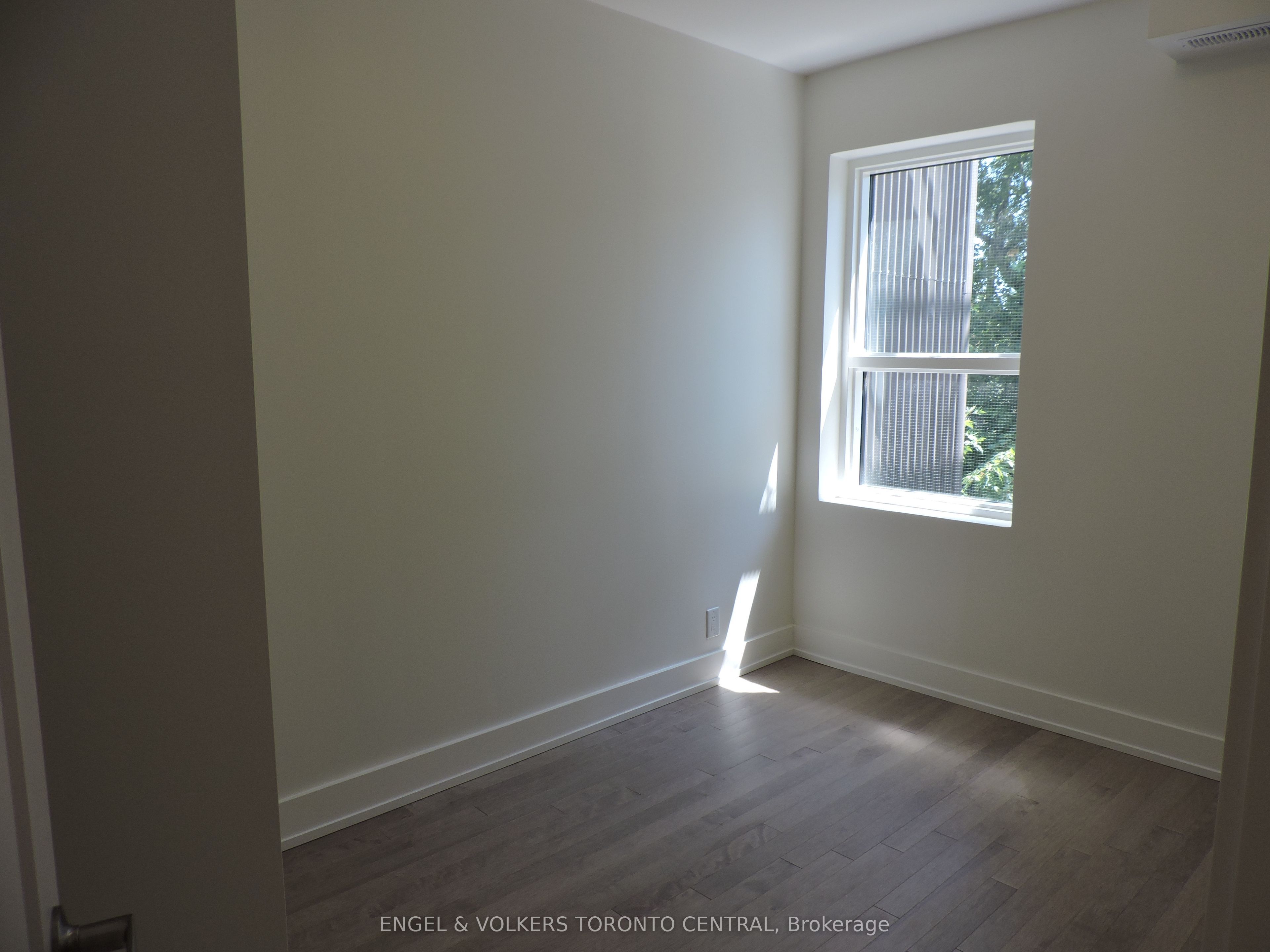 1555 Bloor Street W 4