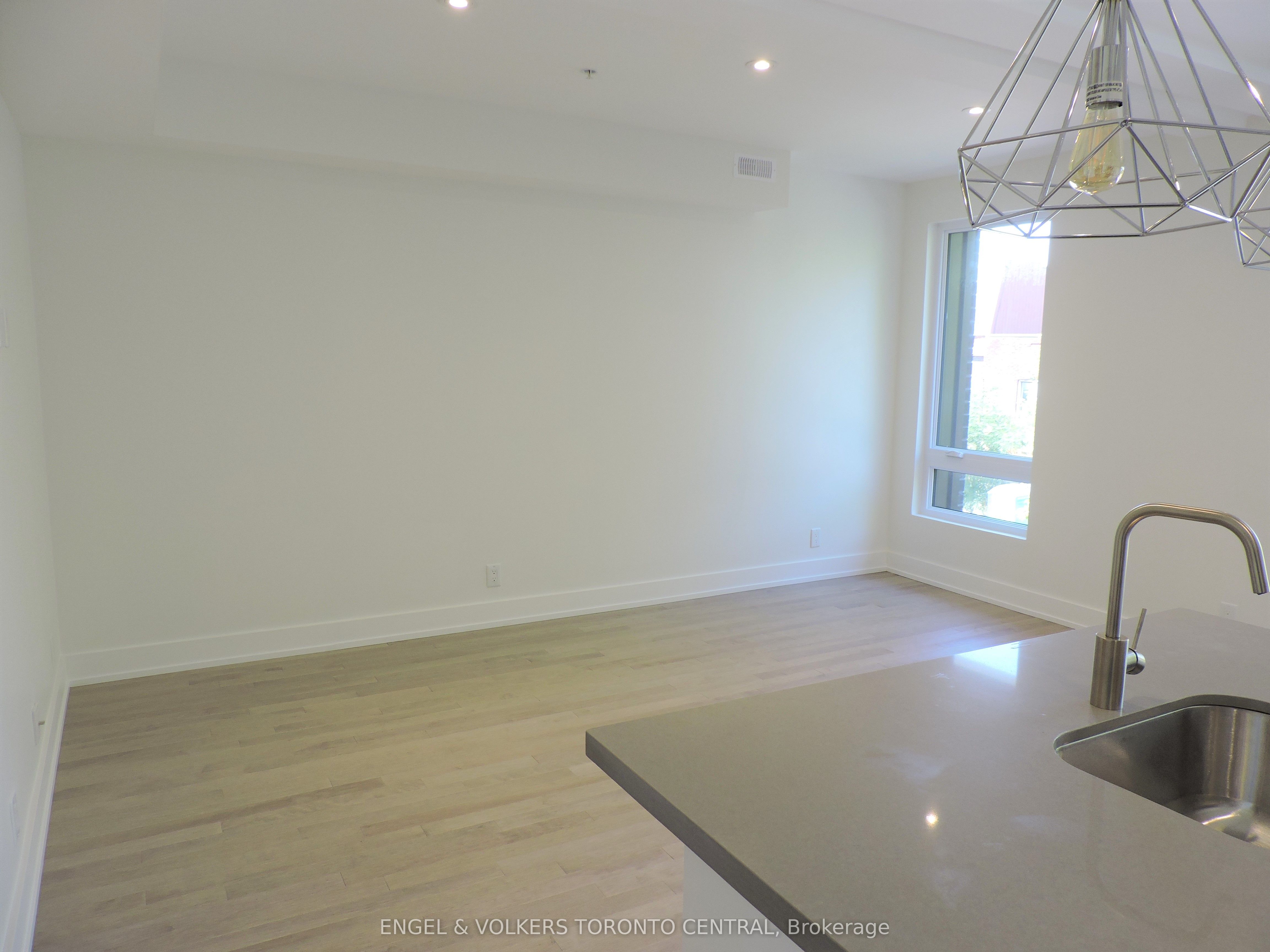 1555 Bloor Street W 4
