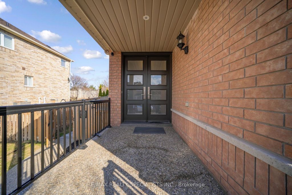 Photo of 44 Dunvegan Crescent, Brampton, ON L7A 2Y2 (MLS # W13044550)