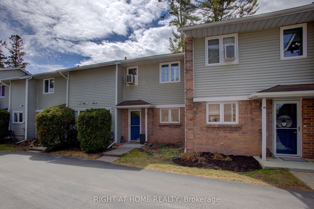Photo of 39 28th Street S #17, Wasaga Beach, ON L9Z 2E4 (MLS # S13076970)