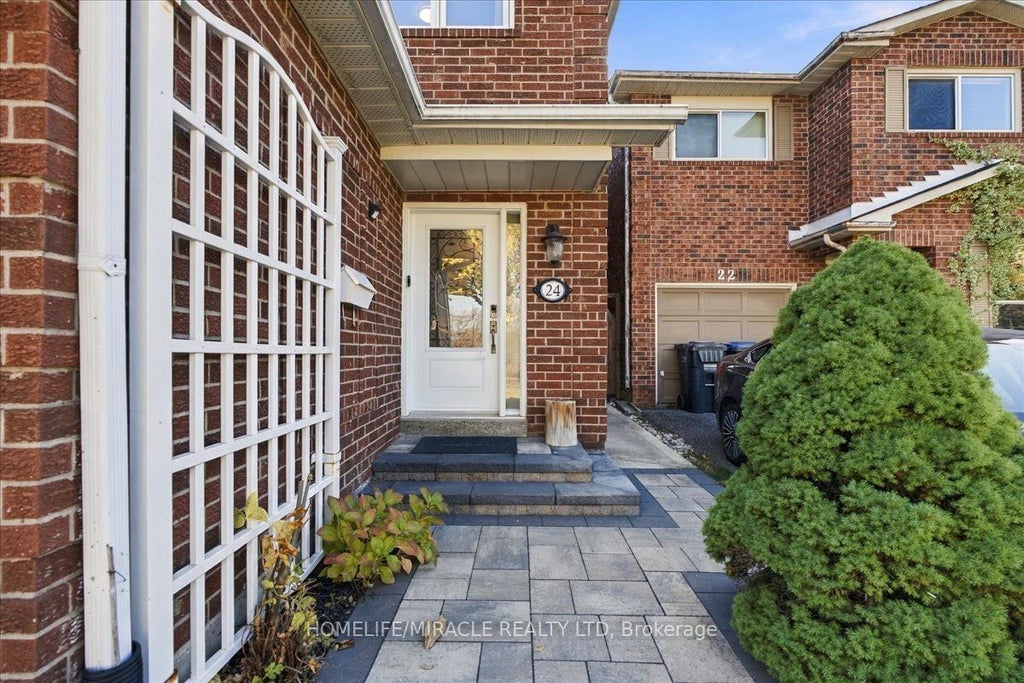 Photo of 24 Huntley Court, Brampton, ON L6Z 1X8 (MLS # W14123092)